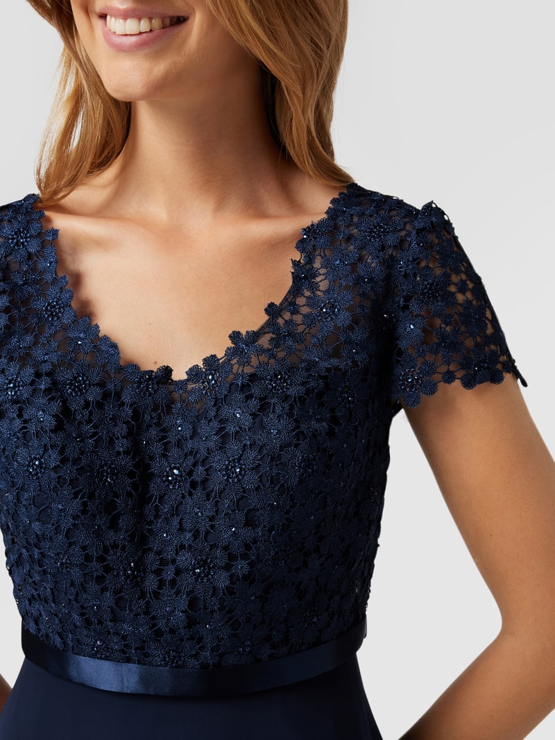 Cocktailkleid mit Ziersteinen und floralen Stickereien in dunkelblau