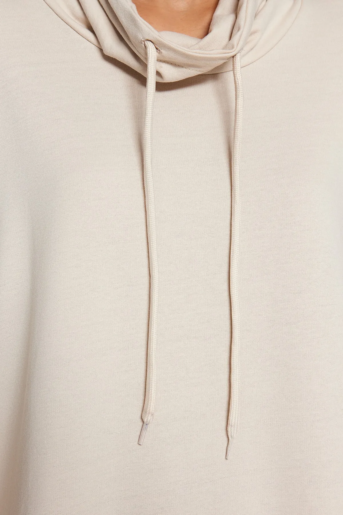 Trendyol Modest  Beiges Maxi-Strickkleid mit Degaje-Kragen und Spitzendetail TCTSS22EB0132