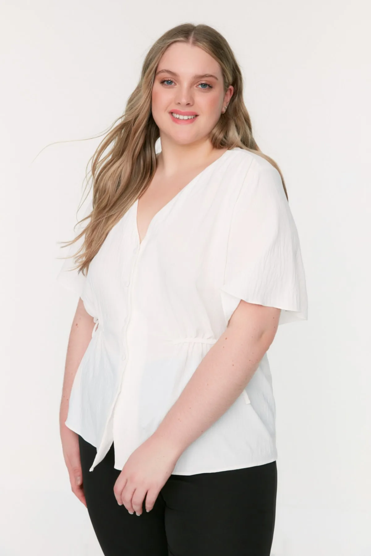 Trendyol Curve  Ecru gewebte Bluse zum Binden mit V-Ausschnitt TBBSS22BZ0753