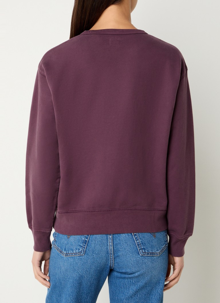 Levi's-neulepusero, jossa on logobrodeeraus