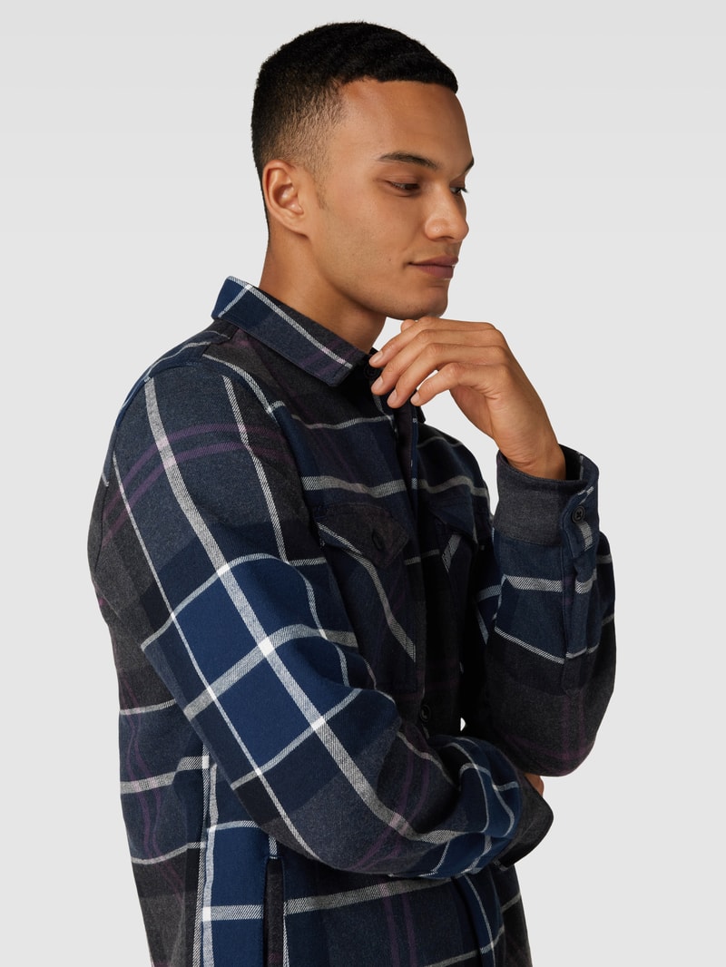Freizeithemd mit Tartan-Karo und Pattentaschen in schwarz