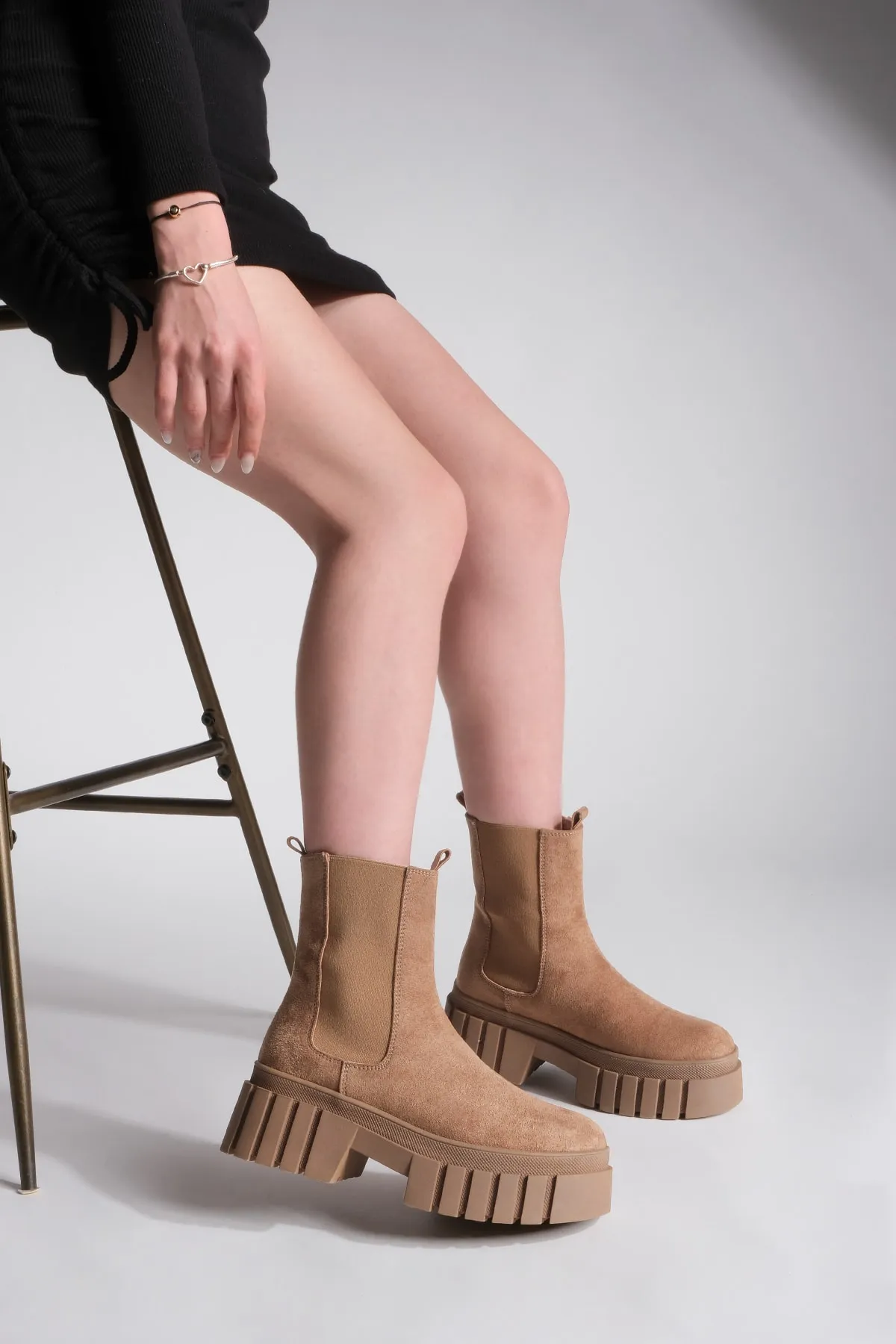 Marjin  Damen-Tagesstiefel mit elastischen Seitenbändern und dicker Sohle aus braunem Martes-Wildleder
