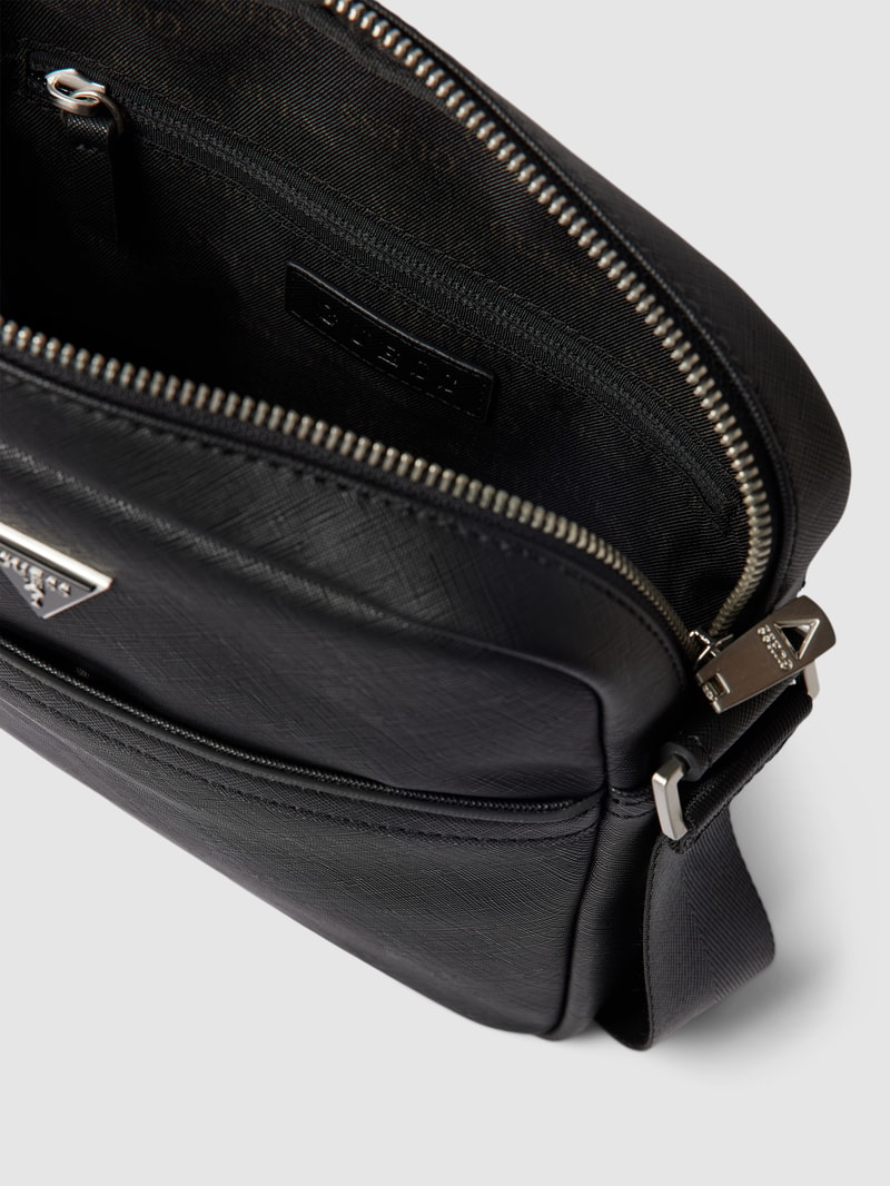 Umhängetasche mit Label-Applikation in schwarz