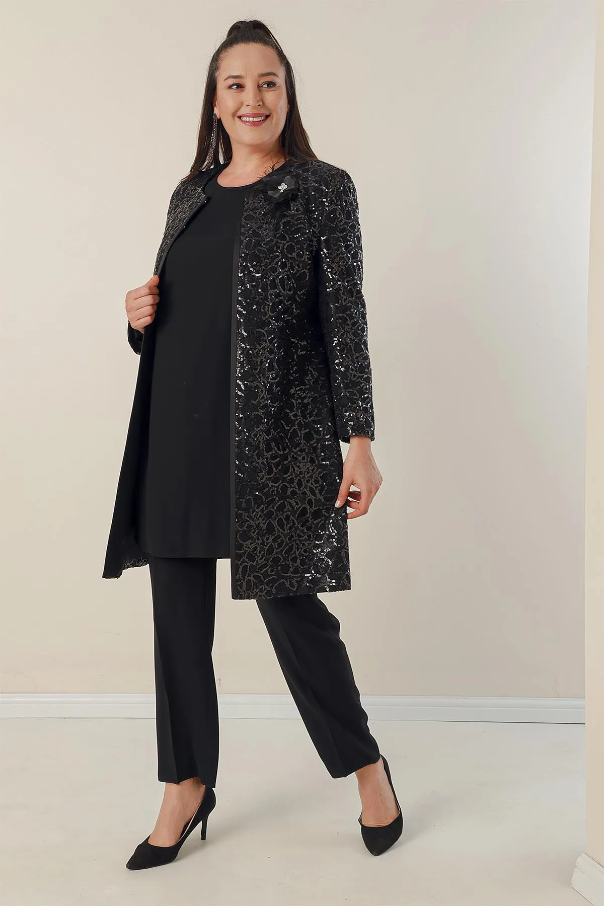 By Saygı  Kreppbluse mit Seitenschlitzen, Ärmeln und paillettengefütterter Jacke und Hose, 3-teiliges Set in Übergröße