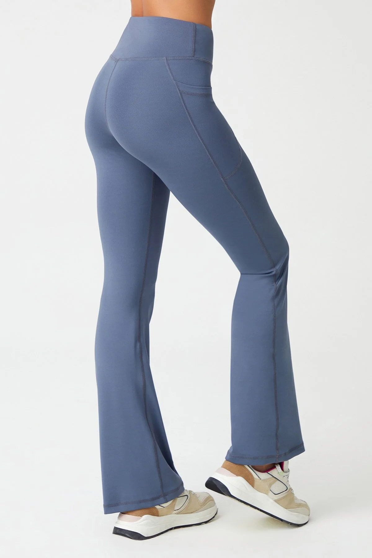 LOS OJOS  Anthrazitfarbene, glättende Bootcut-Strumpfhose mit hoher Taille und ausgestelltem Bein und doppelter Tasche
