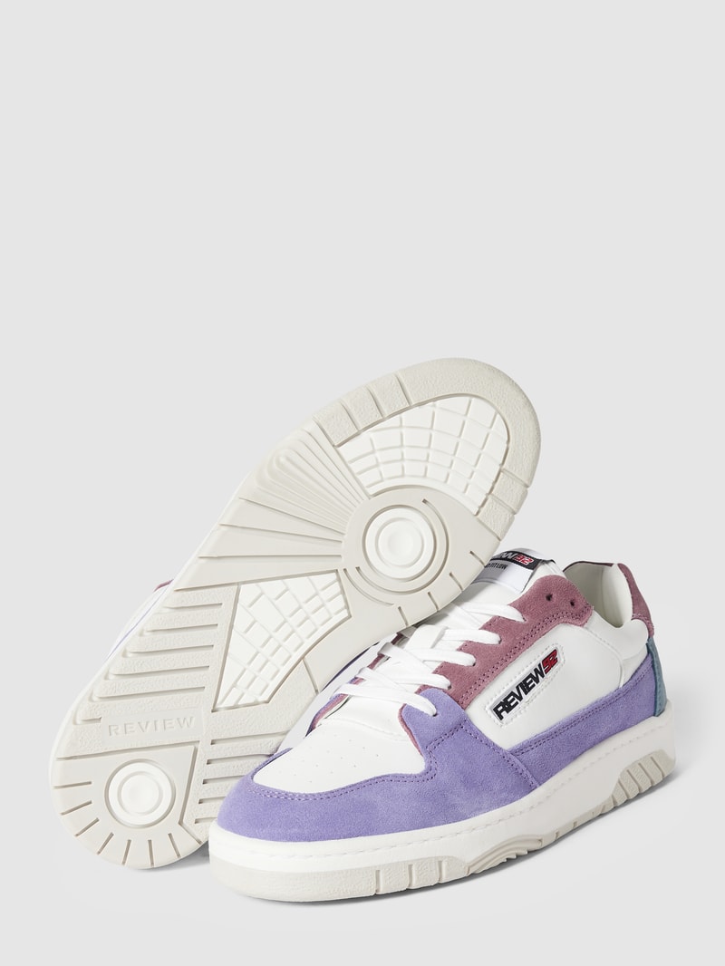 Sneaker mit Label-Details in violett