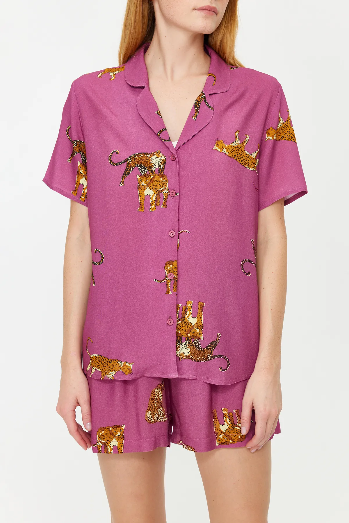 Trendyol Collection  Dunkelrosafarbenes, gewebtes Pyjama-Set mit Hemd und Shorts aus Viskose mit Tiermuster THMSS21PT1501