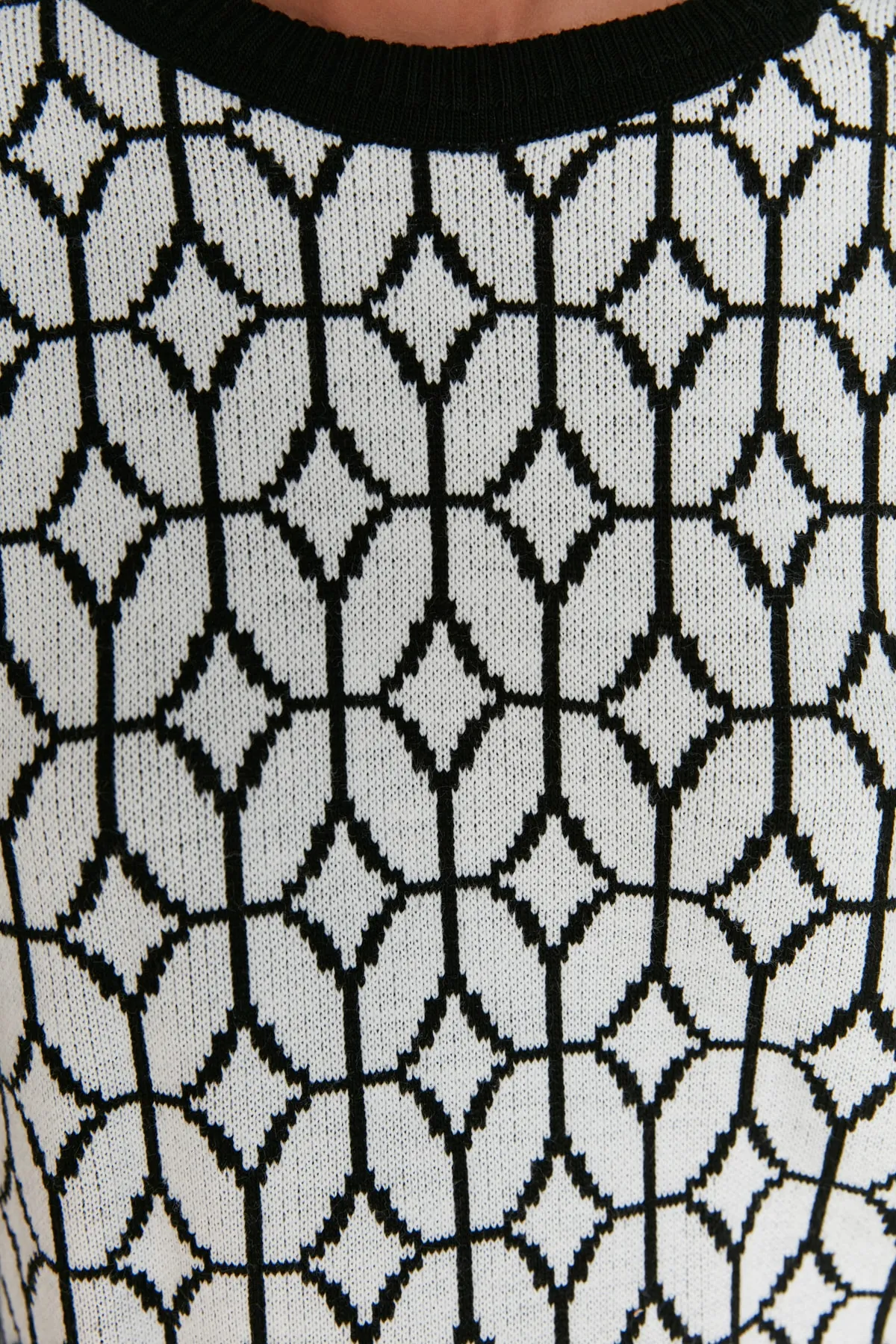 Trendyol Modest  Schwarzes Strickset aus Pullover und Hose mit geometrischem Muster TCTAW23US00006