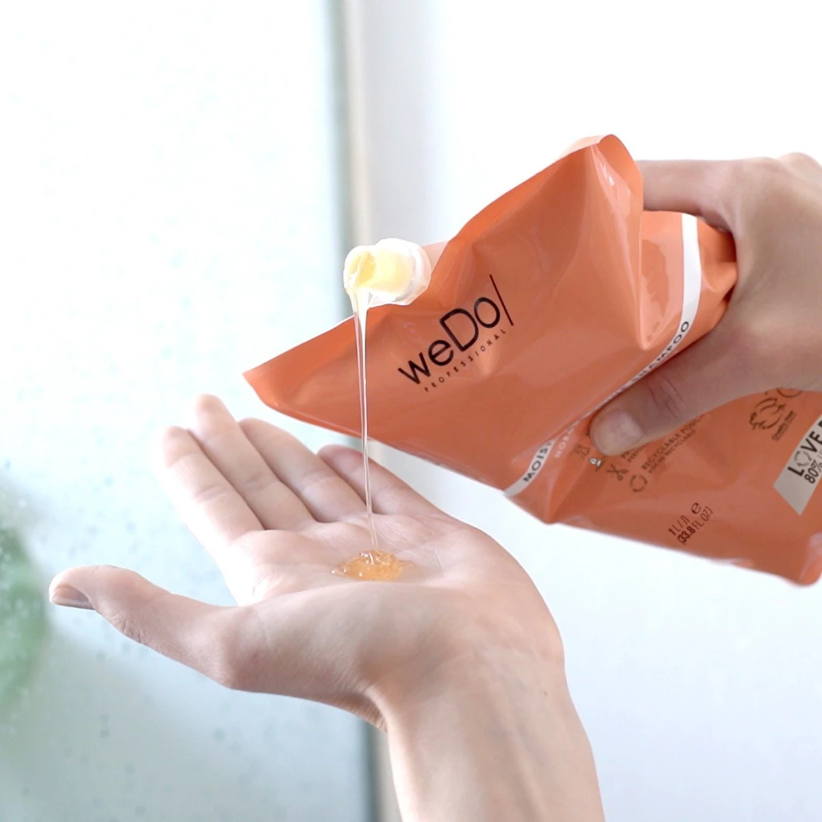 WEDO/ PROFESSIONAL Vegán sampon hidratálásért és fényért, normál és sérült haj regenerálására
