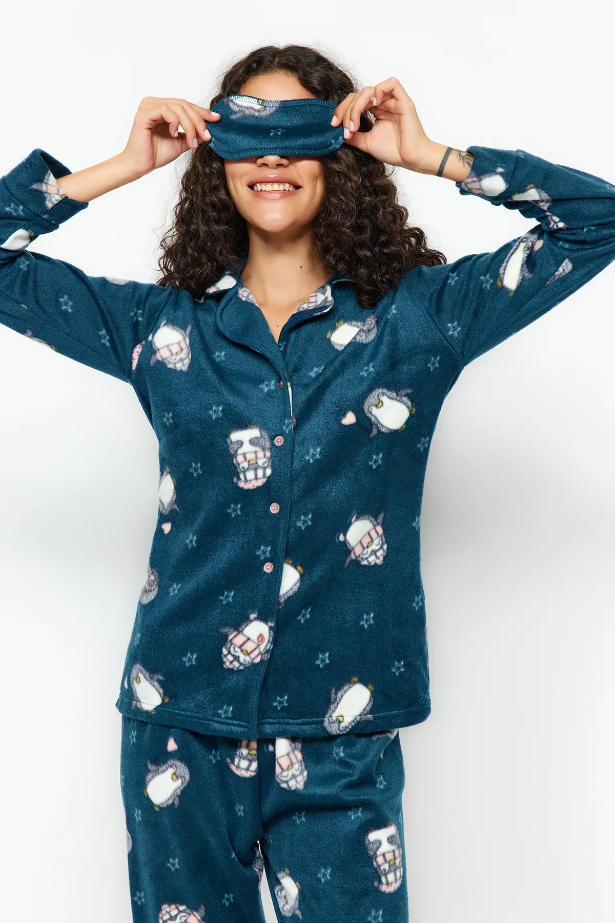Trendyol Collection  Petrolfarbenes Pyjama-Set aus Strick mit Pinguin-Muster THMAW22PT0356