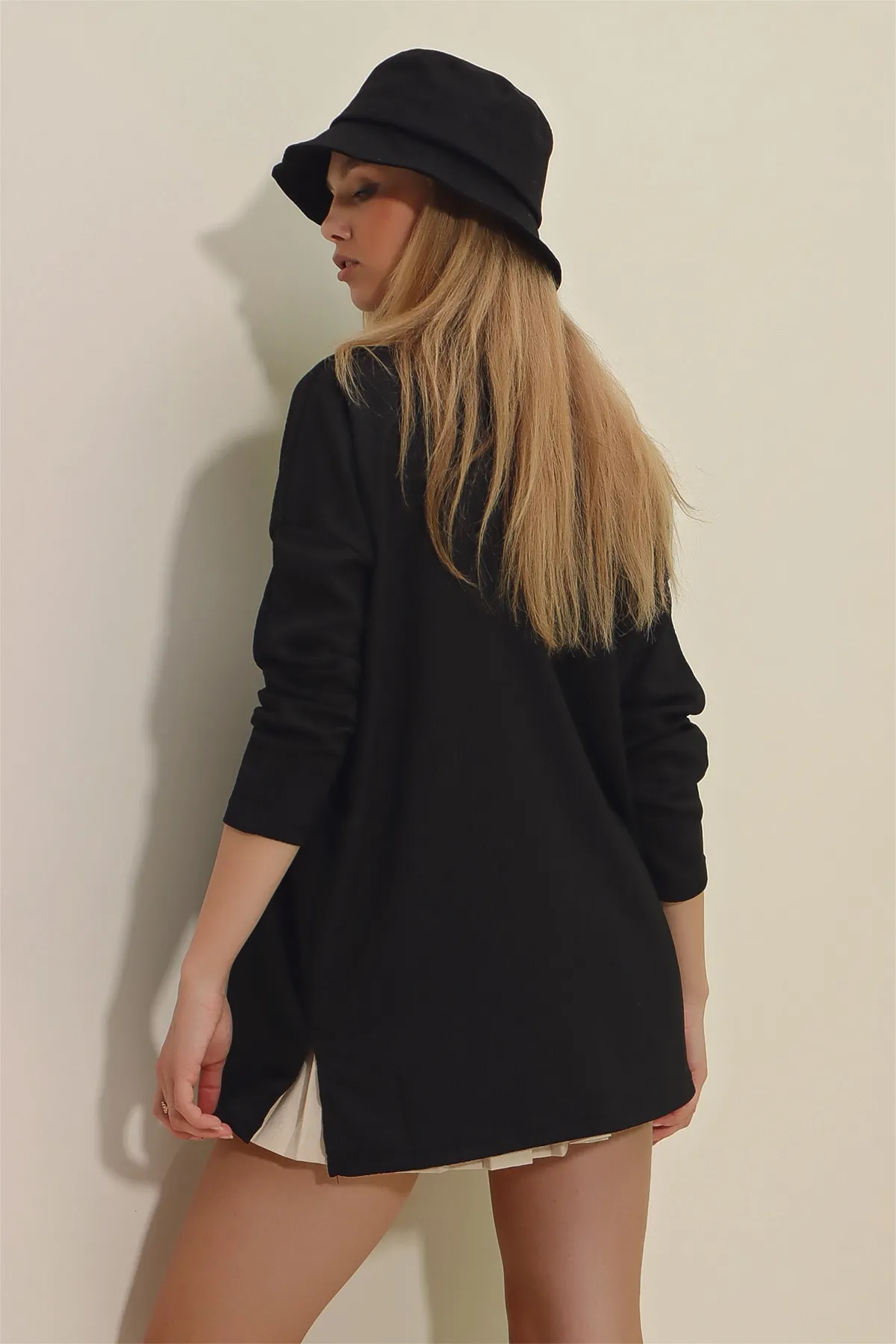 Trend Alaçatı Stili  Schwarze Damen-Bluse mit Rundhalsausschnitt und seitlichen Schlitzen, Übergröße, saisonale Basic-Bluse ALC-X9035