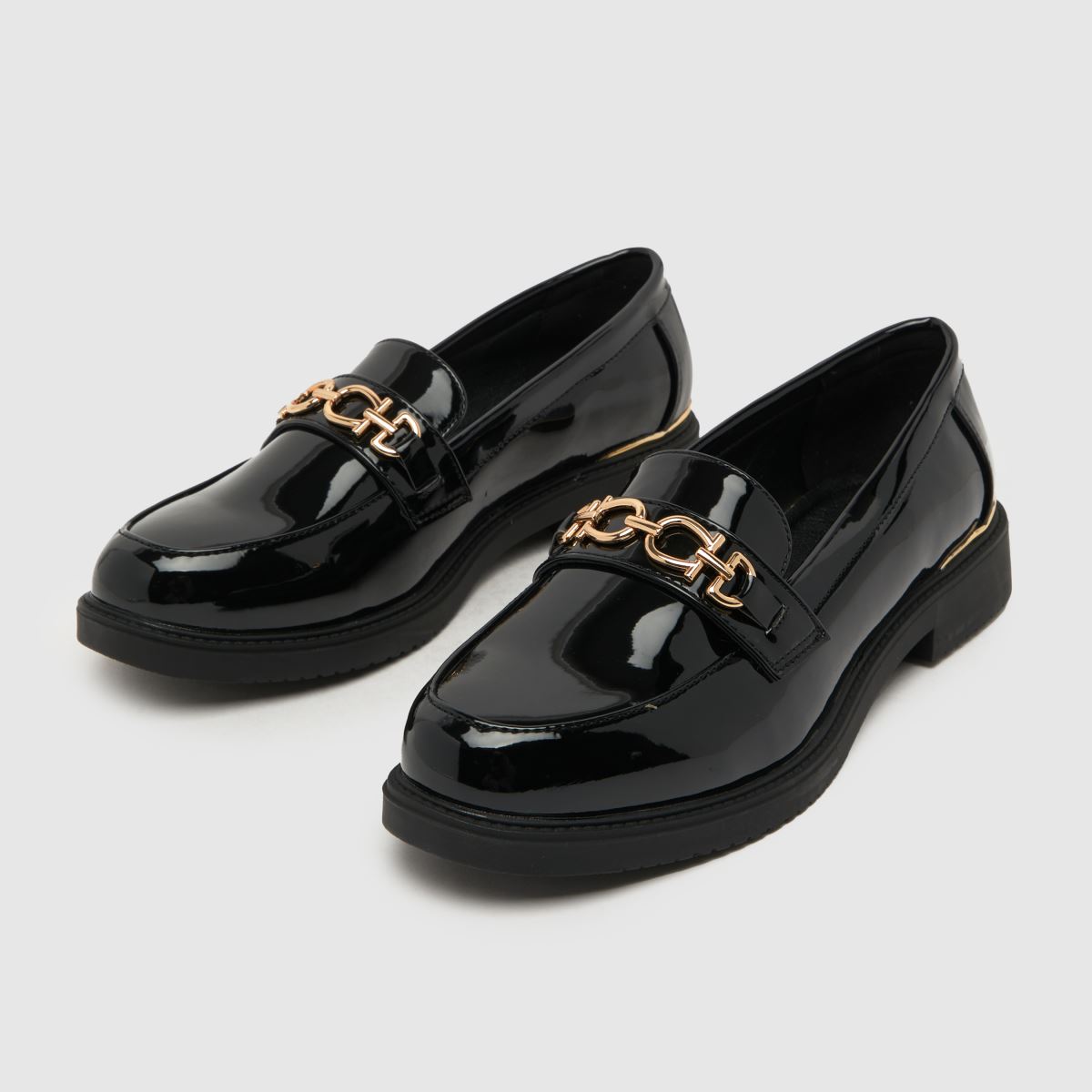 Schuh – Larsa – Svarta, platta loafers med lackdetaljer