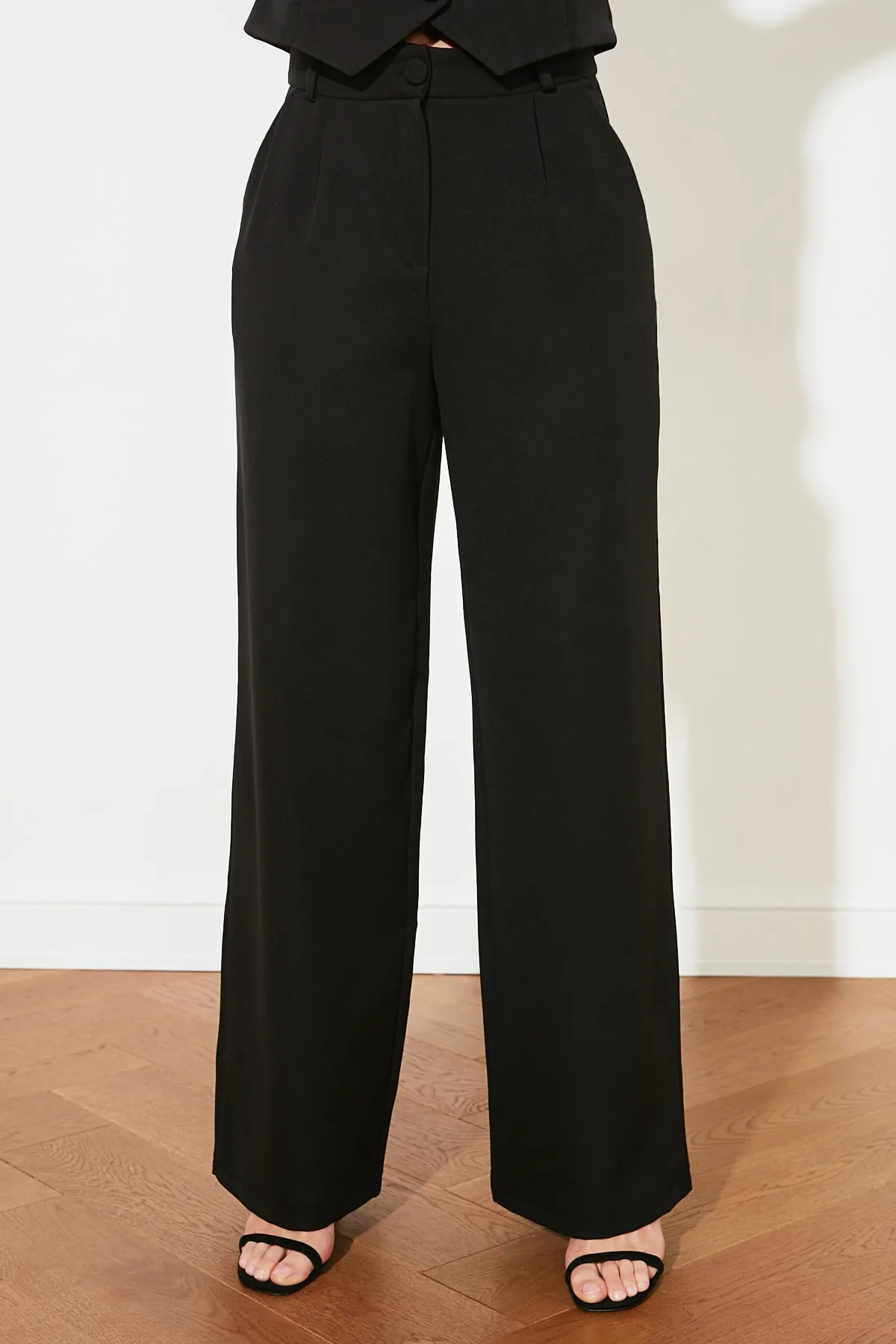 Trendyol Collection  Schwarze plissierte Webhose mit weitem Bein TWOSS21PL0189