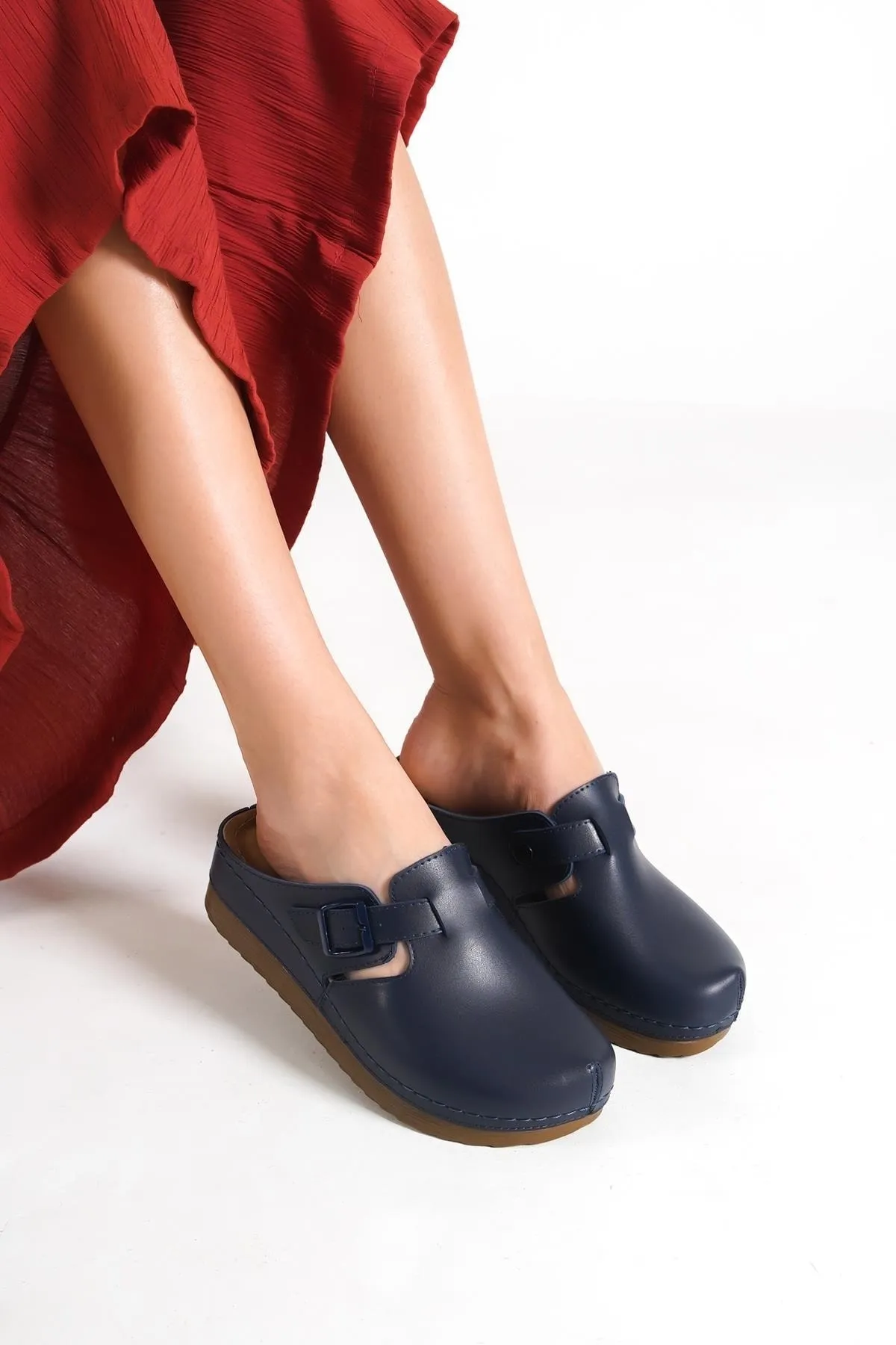 Capone Outfitters  Anatomisch weiche, bequeme Mutterhausschuhe mit Keilabsatz