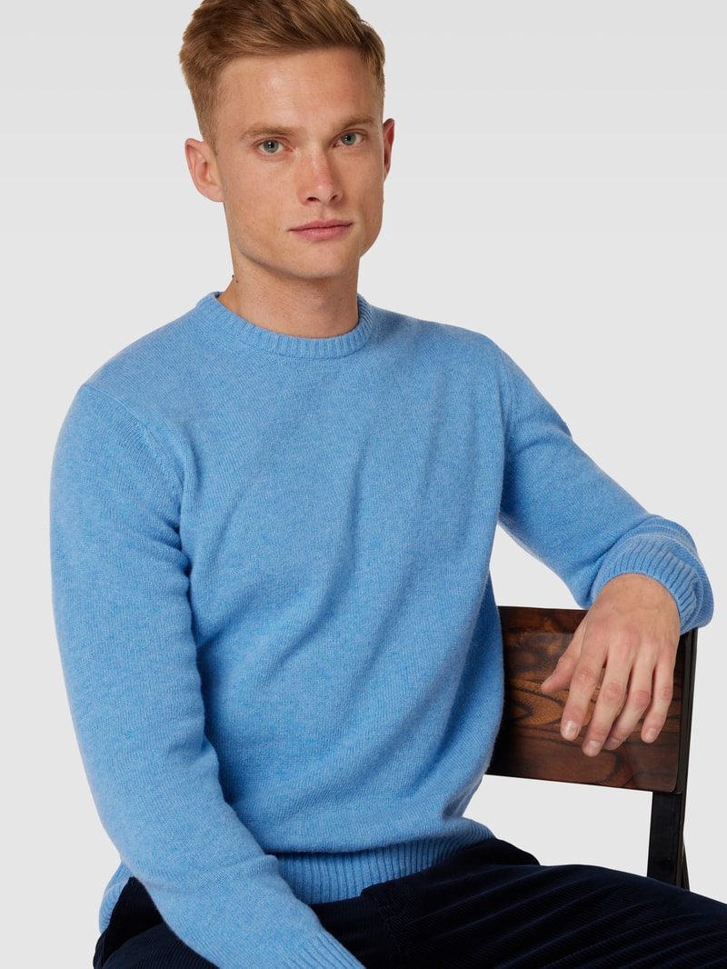 Strickpullover mit Label-Patch in hellblau