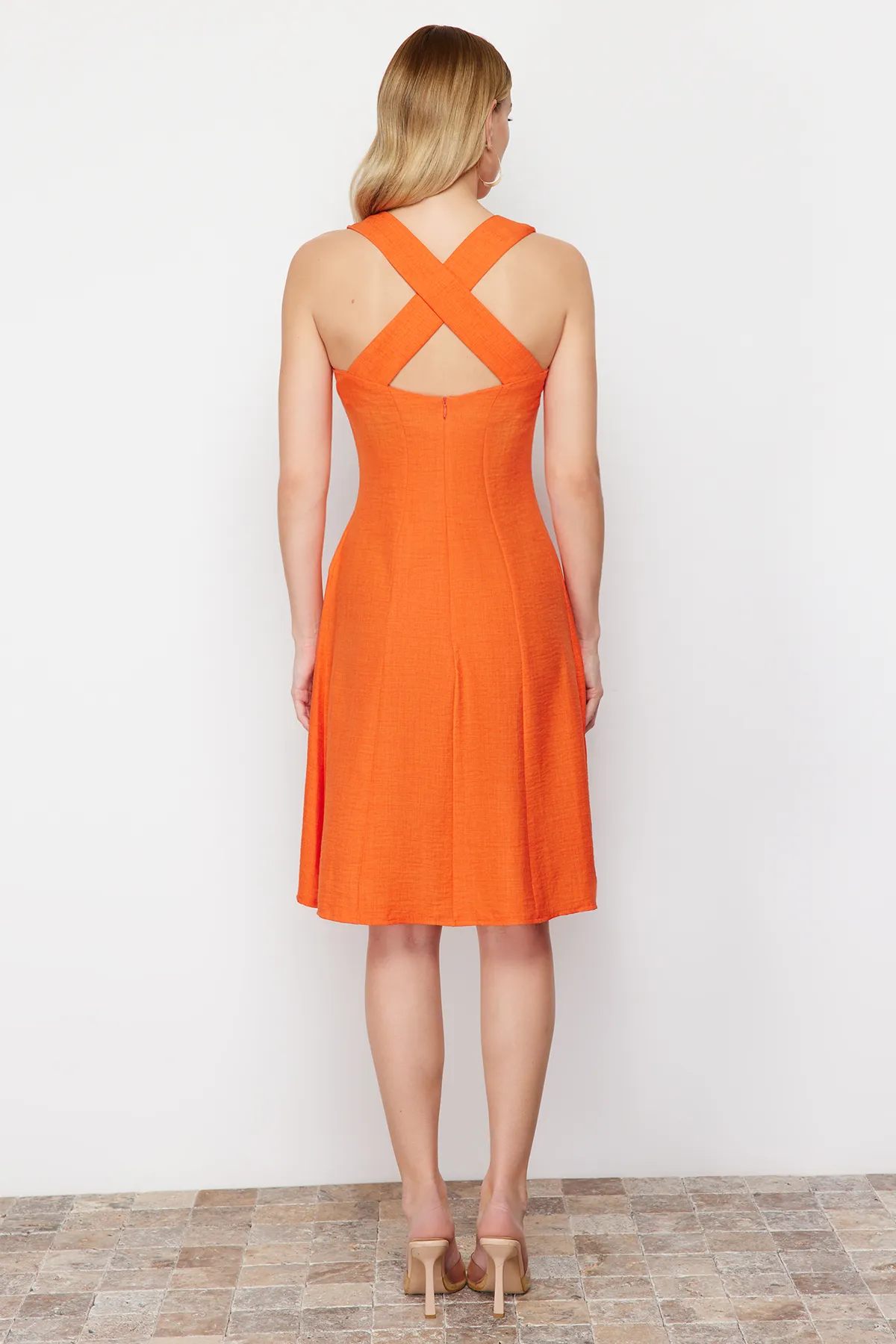 Trendyol Collection  Orangefarbenes A-Linien-/Glockenform-Minikleid aus Webstoff mit quadratischem Ausschnitt TWOSS23EL01549