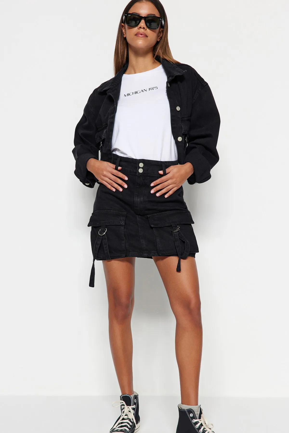 Trendyol Collection  Schwarzer High Waist Mini-Jeansrock mit Cargo-Taschendetail TWOSS23ET00112