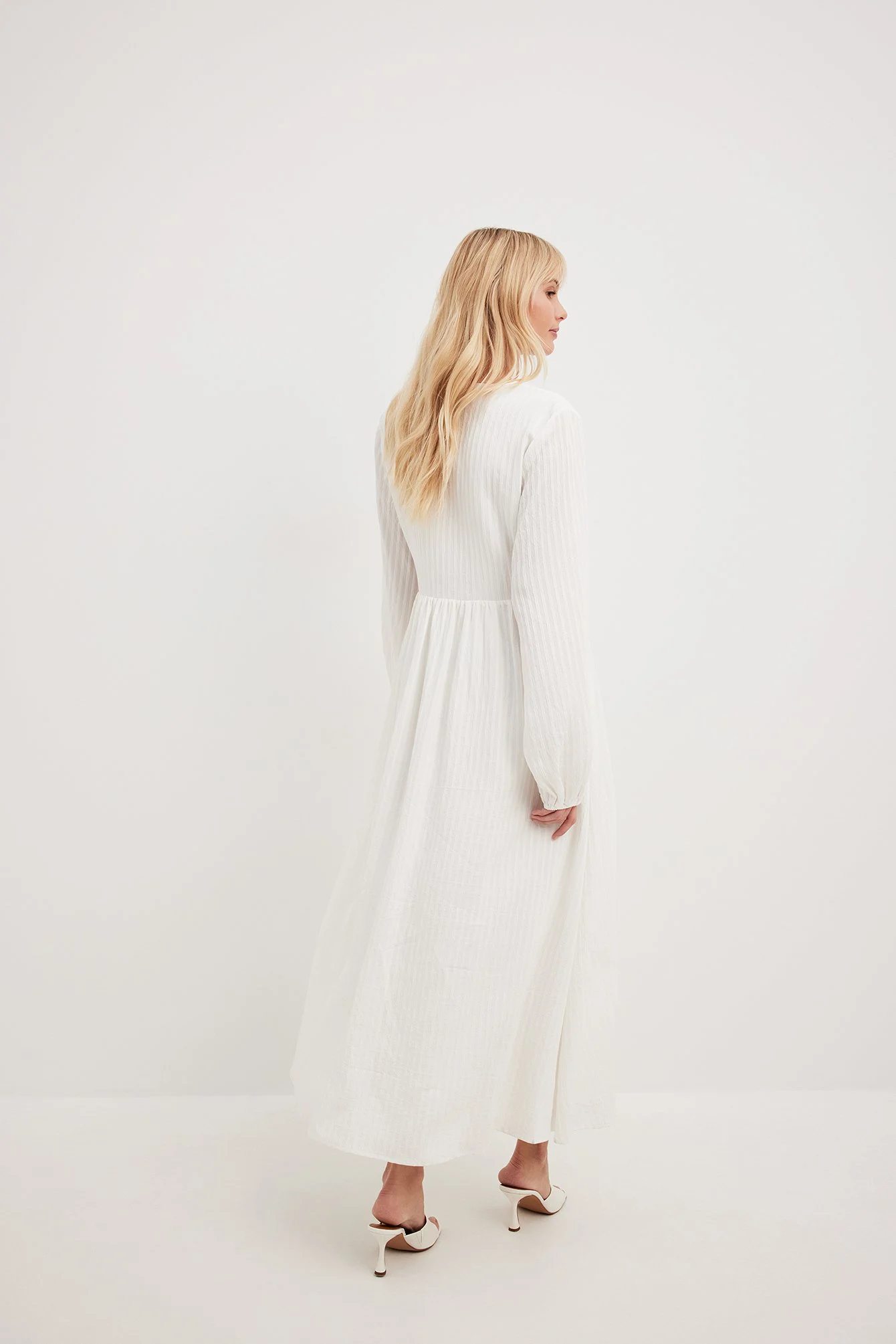 Strukturiertes fließendes Maxikleid