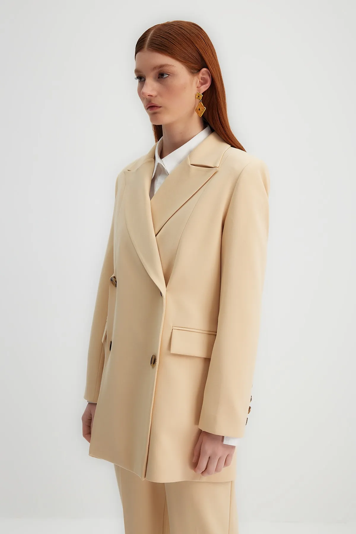 Trendyol Modest  X Kevser Sarıoğlu Beige gewebte Jacke mit Faltdetail TCLSS23CK00003