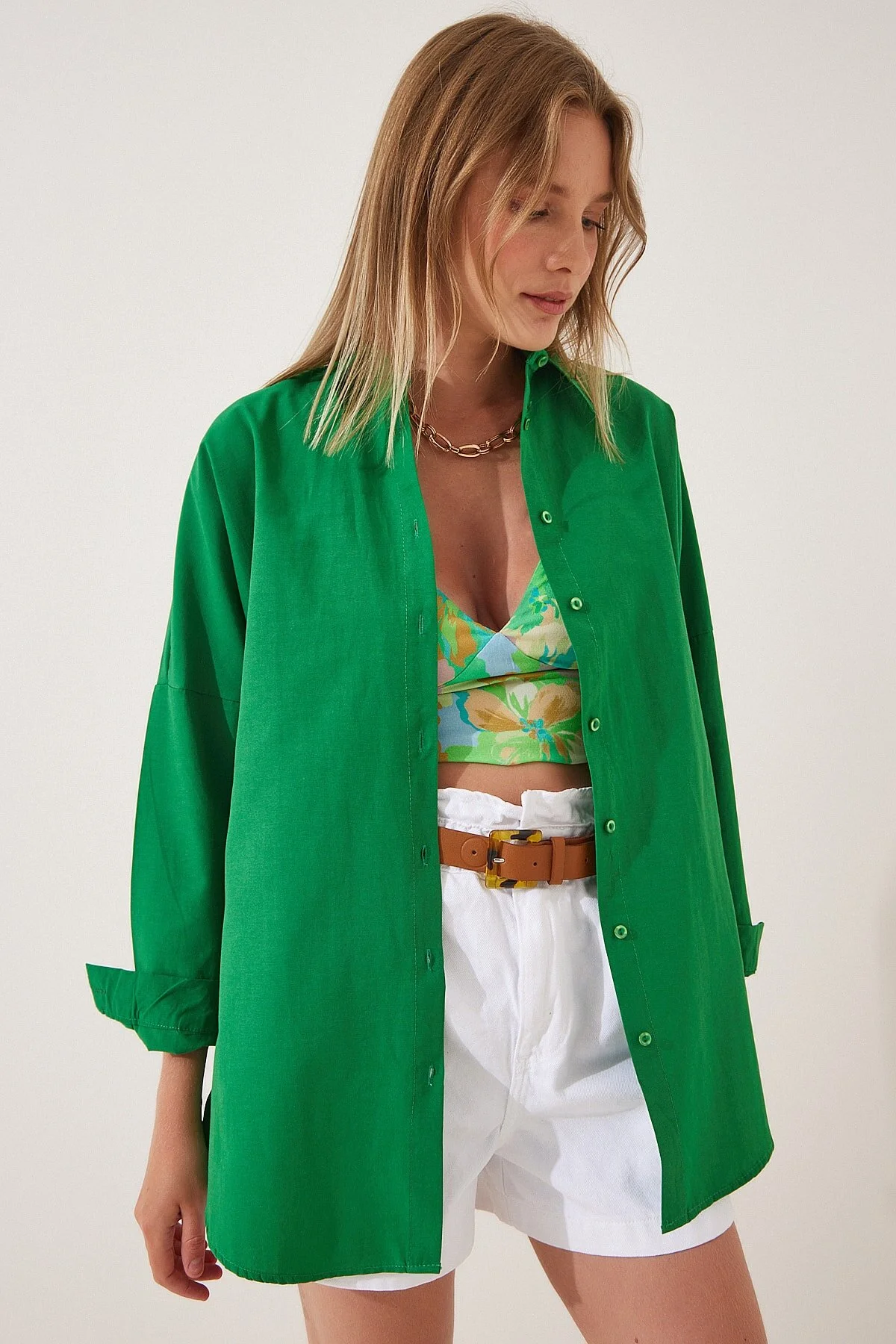 Happiness İstanbul  Kräftiges grünes Oversize-Lang-Basic-Shirt für Damen DD00842
