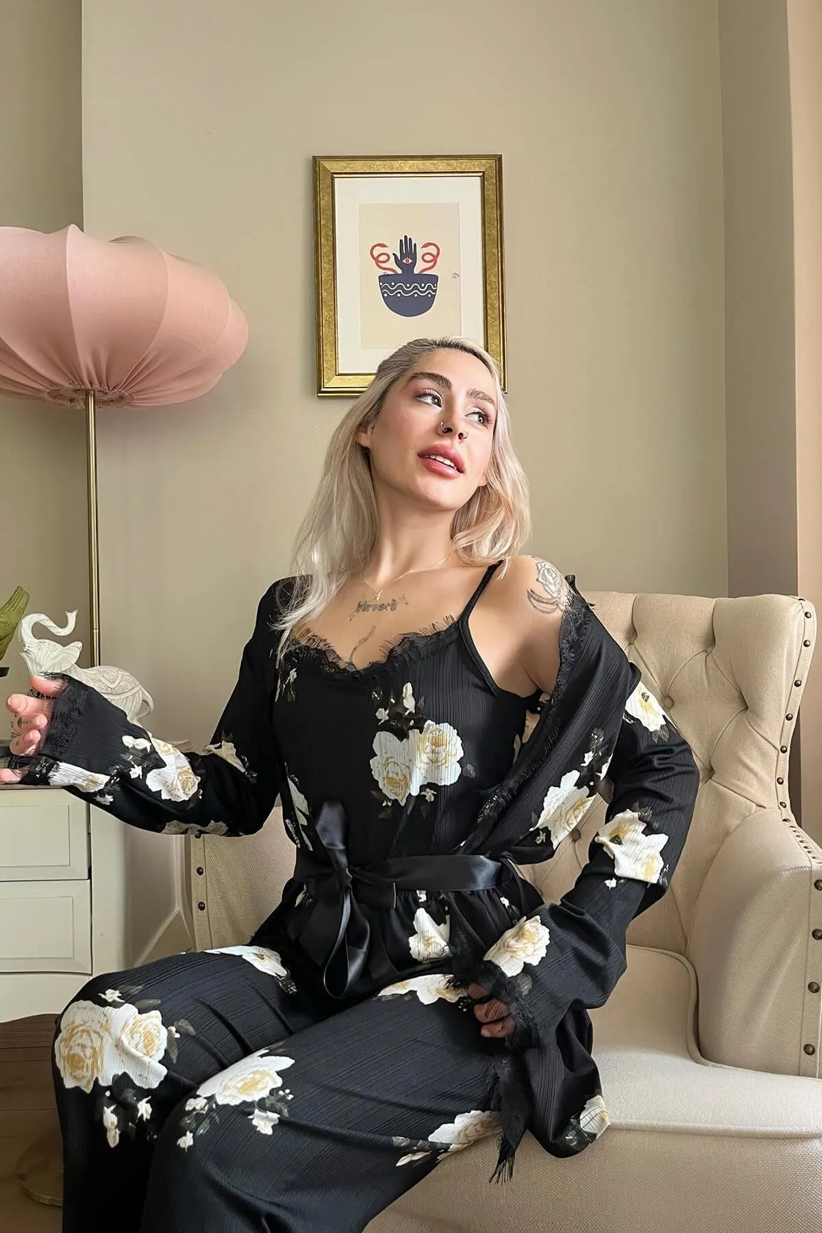 Pijamaevi  Pegasus-Pyjama-Set mit cremefarbenem, floral gemustertem Morgenmantel