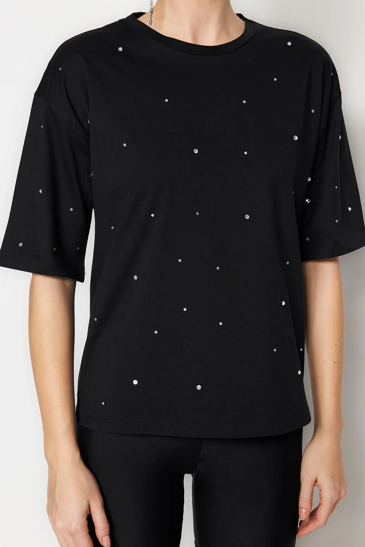 Trendyol Collection  Schwarzes Stone-detailliertes, entspanntes/weites, entspannt geschnittenes Strick-T-Shirt mit Rundhalsausschnitt TWOSS23TS00153