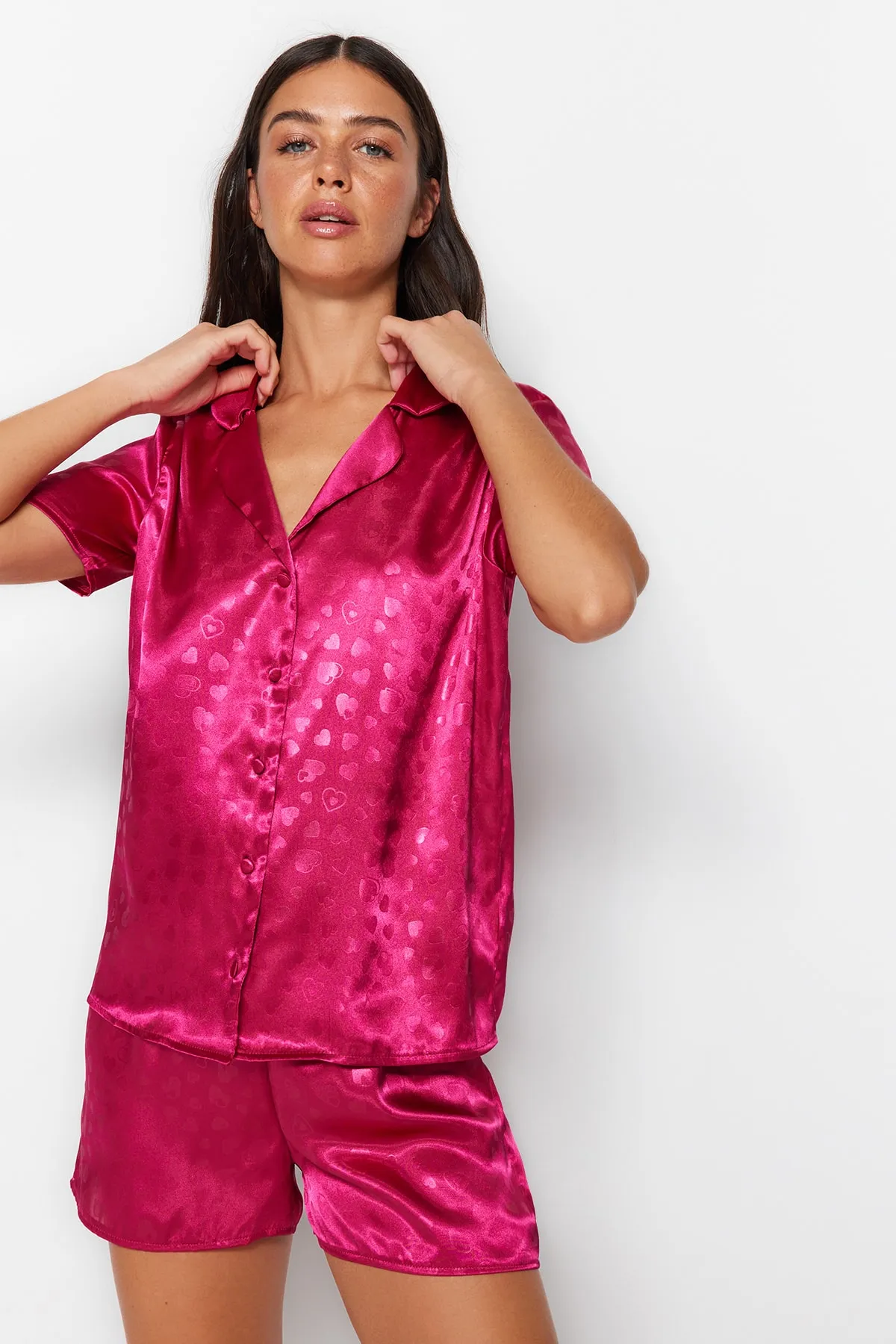 Trendyol Collection  Rosa Pyjama-Set aus gewebtem Satin mit Herzen THMSS23PT00237