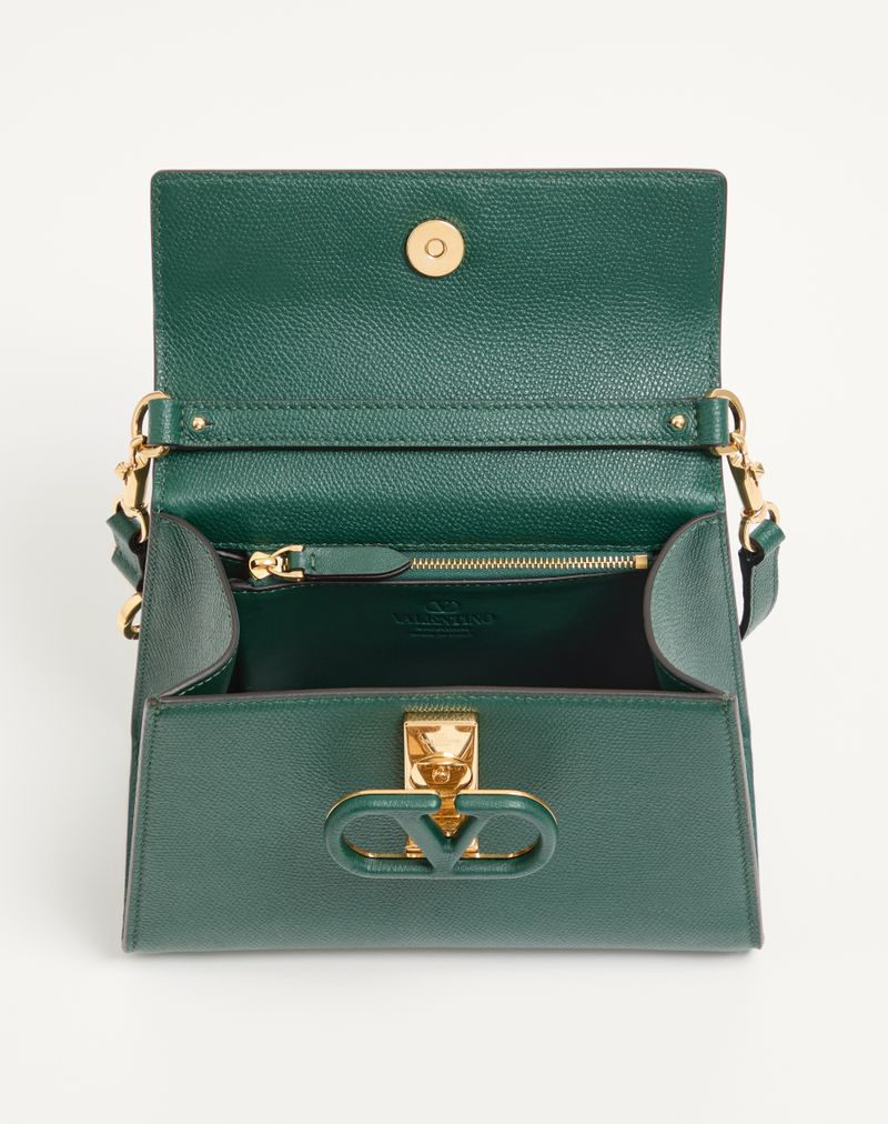 Bolsa Valentino Garavani Vsling pequena em couro de bezerro granulado.