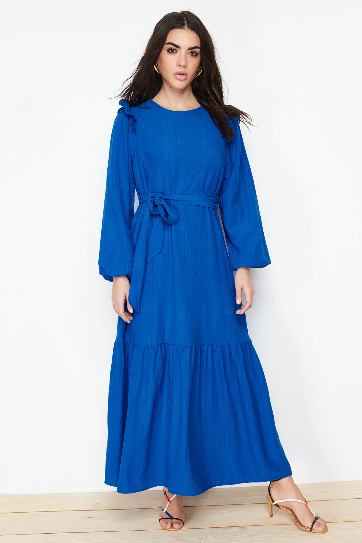 Trendyol Modest  Blauer Rüschenrock mit Gürtel und Volants, gefüttertem Viskose-Mischgewebe-Kleid TCTSS23EB00290
