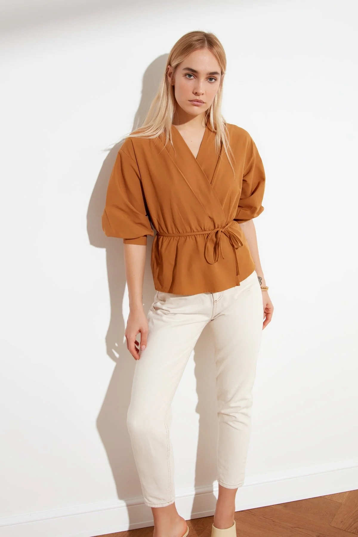 Trendyol Collection  Kamelfarbene, zweireihige, gewebte Bluse mit Bindedetail TWOSS21BZ0287