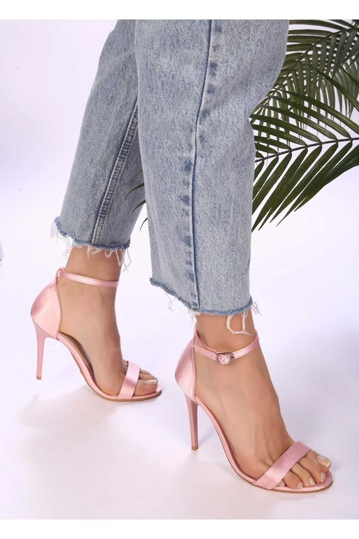 Shoeberry  Damen-Slyva-Schuhe aus puderrosa Satin mit einem Riemen und Absatz