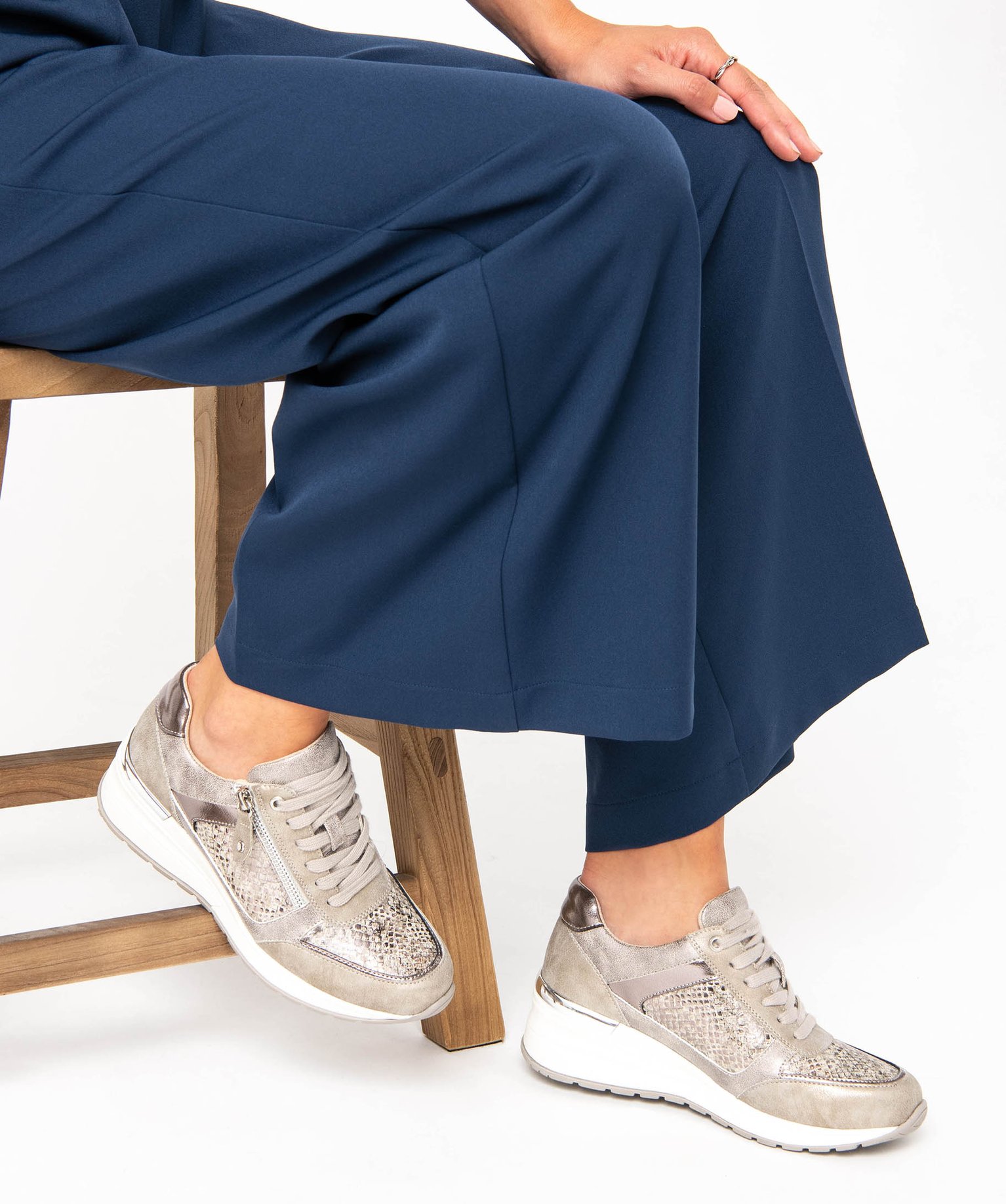 Baskets femme compensées imitation croco à zip gris | GEMO