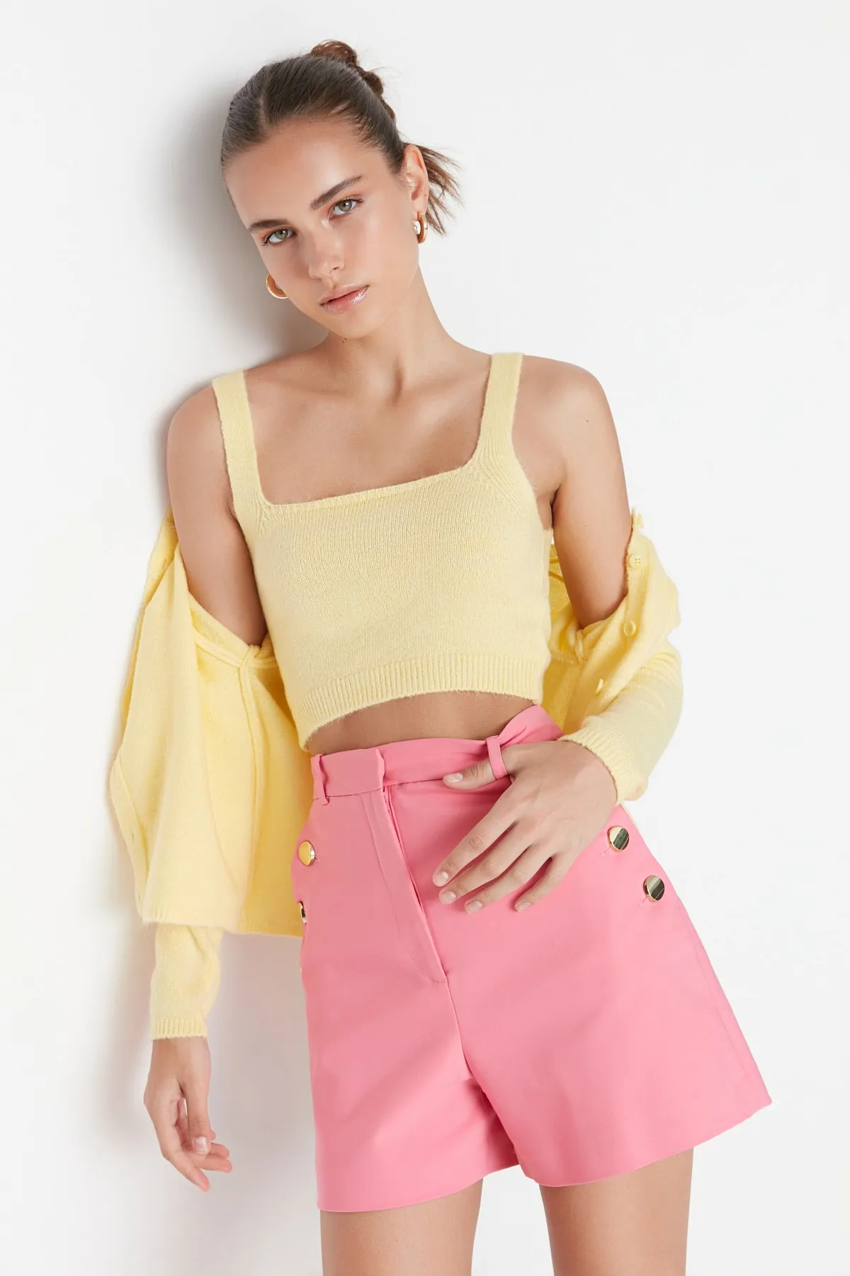 Trendyol Collection  Gelbes, kurzes Strickset mit Bluse und Strickjacke mit Knopfleiste TWOAW21HI0107