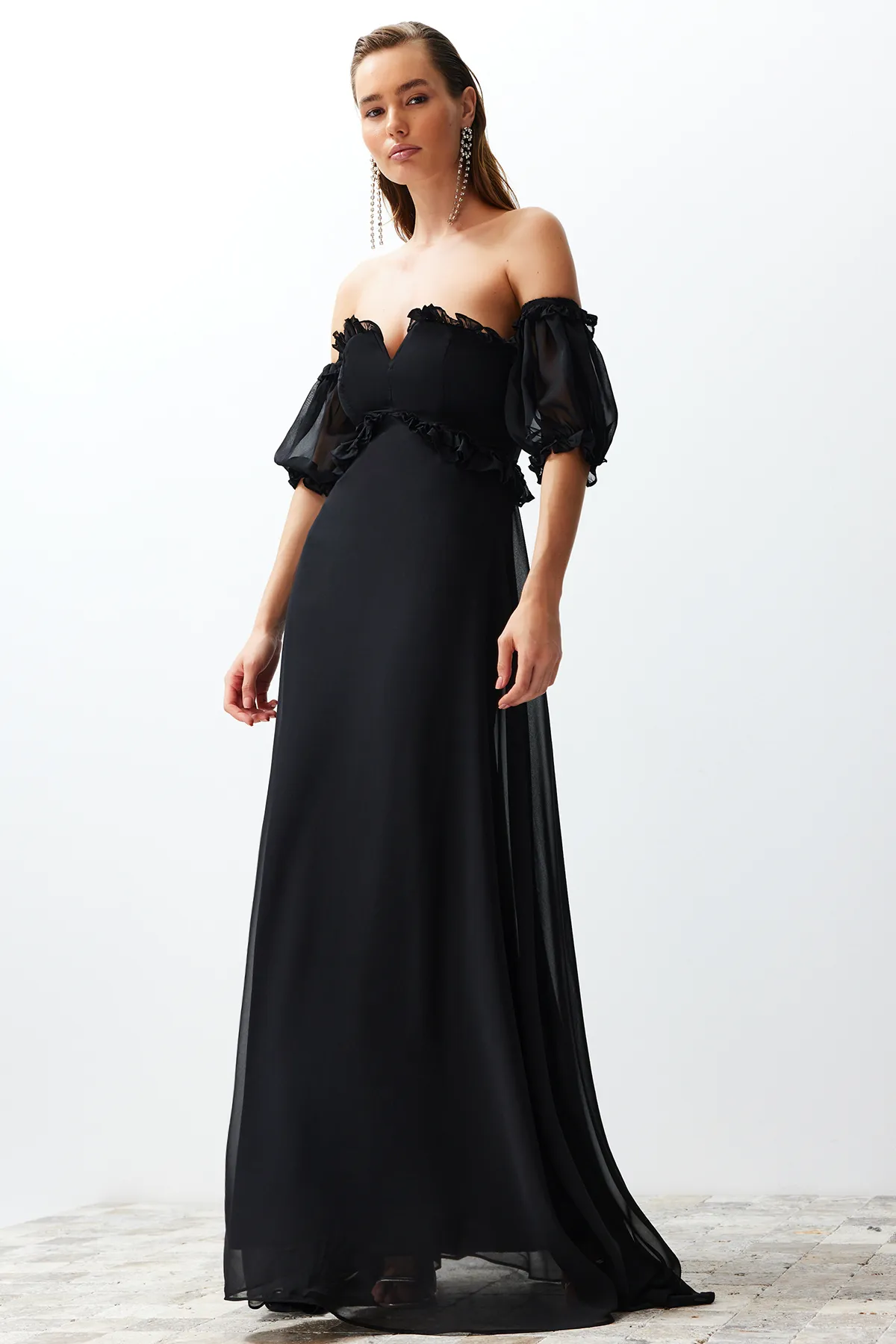 Trendyol Collection  Schwarzes, gefüttertes, langes Abendkleid aus Chiffon TPRSS22AE00047