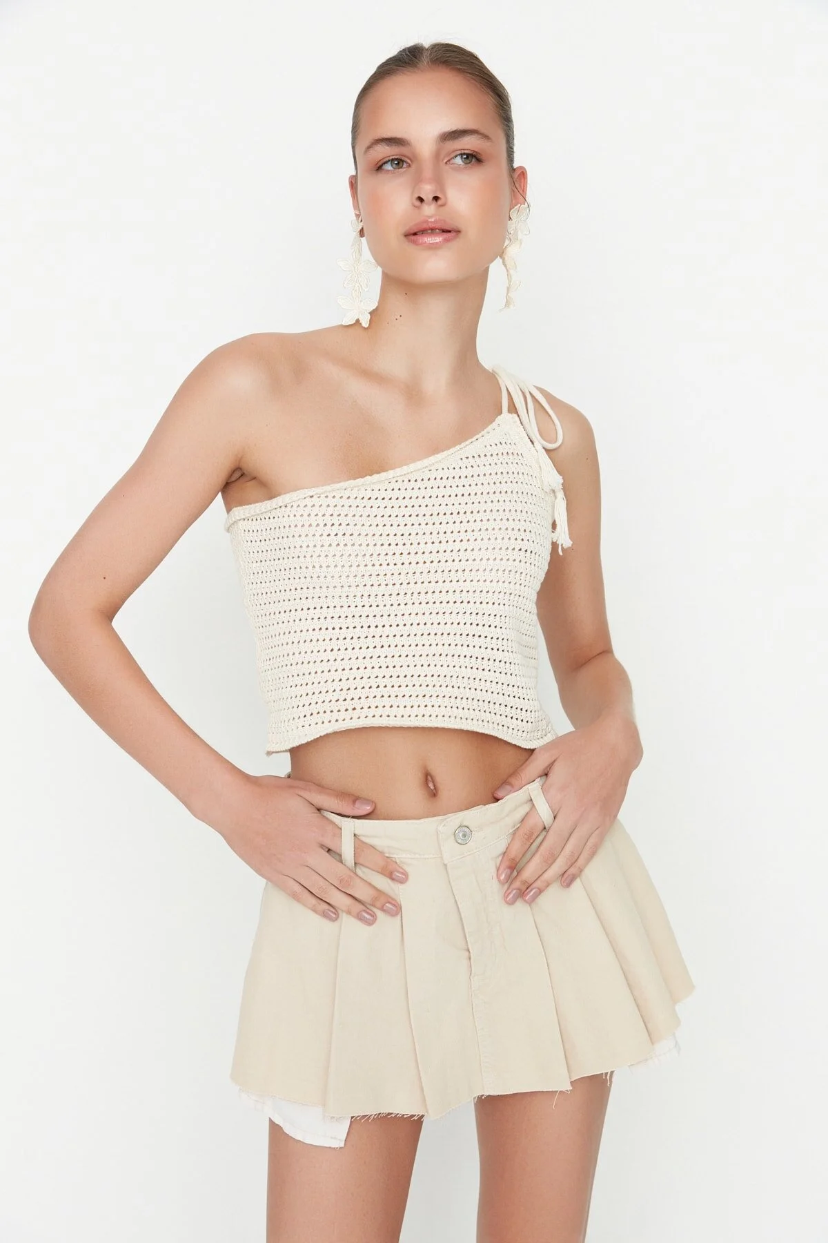 Trendyol Collection  Ecrufarbener, plissierter Denim-Shorts-Rock TWOSS22SR00164
