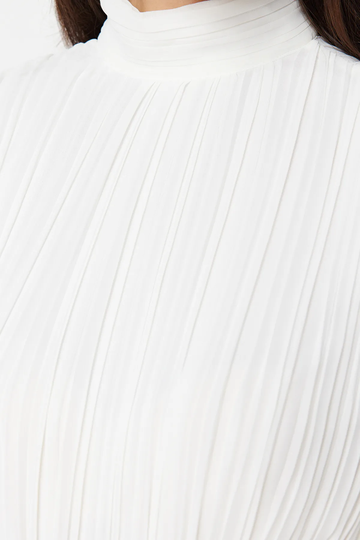 Trendyol Modest  Gefüttertes, weißes Chiffon-Plissee-Kleid für besondere Anlässe - TCTSS24DB00040