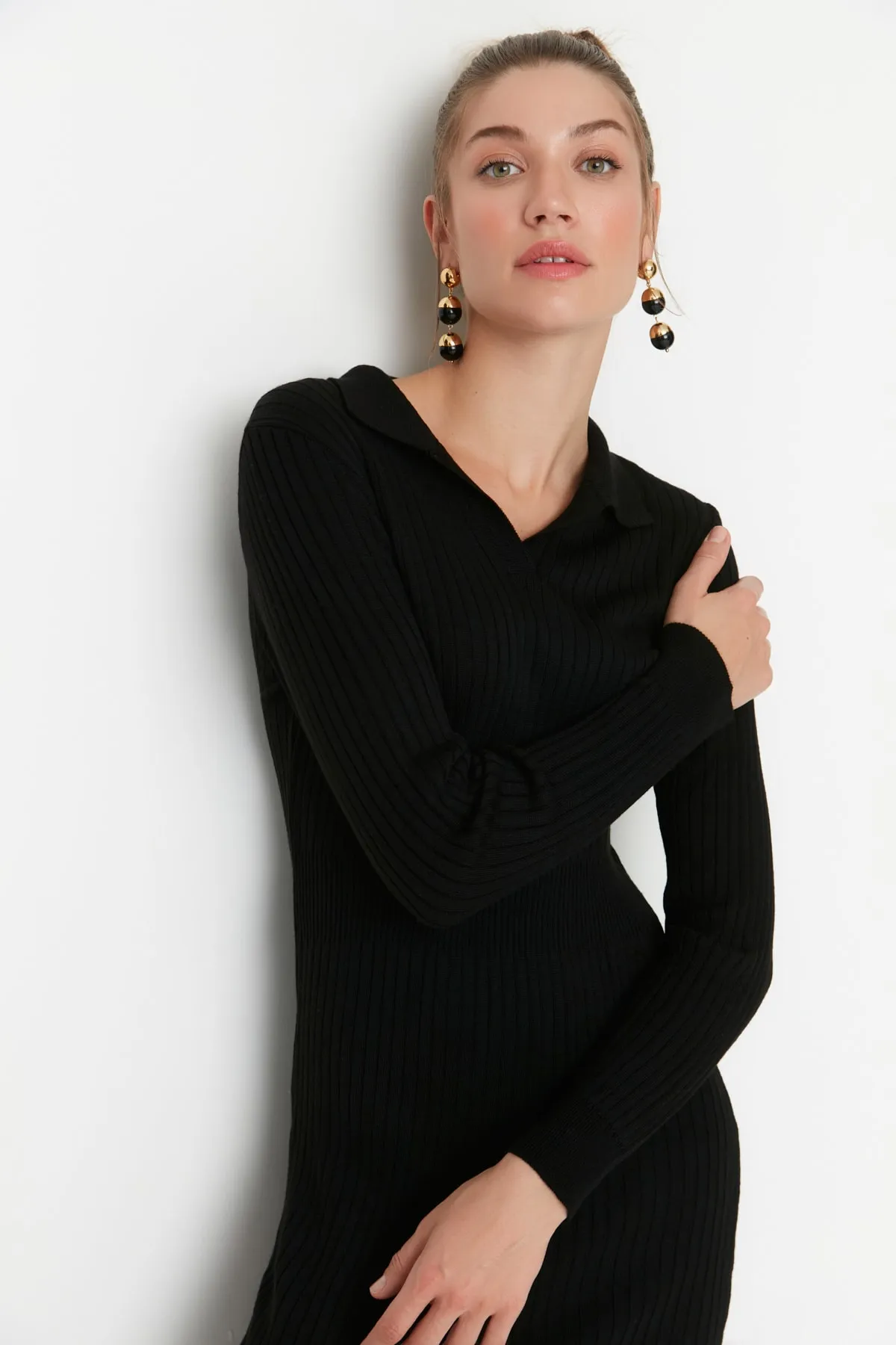 Trendyol Collection  Schwarzes schwarzes Midi-Strickkleid mit Rollkragen TWOAW22EL1376 Kleid TWOAW22EL1376