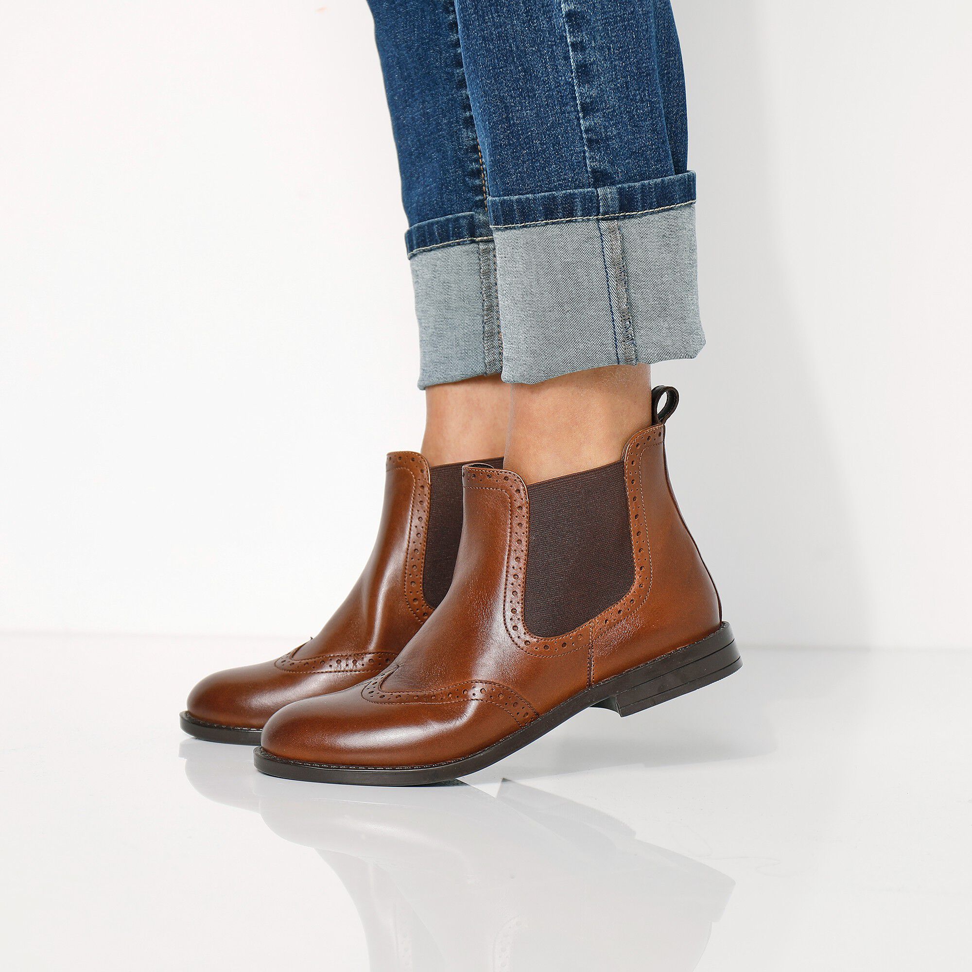 Boots perforées en cuir