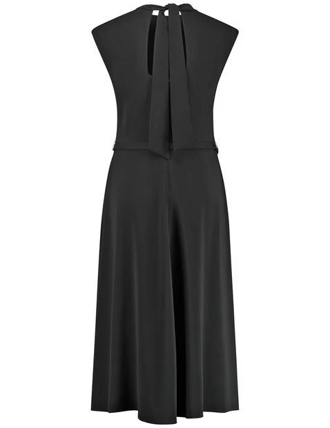 Fließendes Kleid mit Bindebändern
