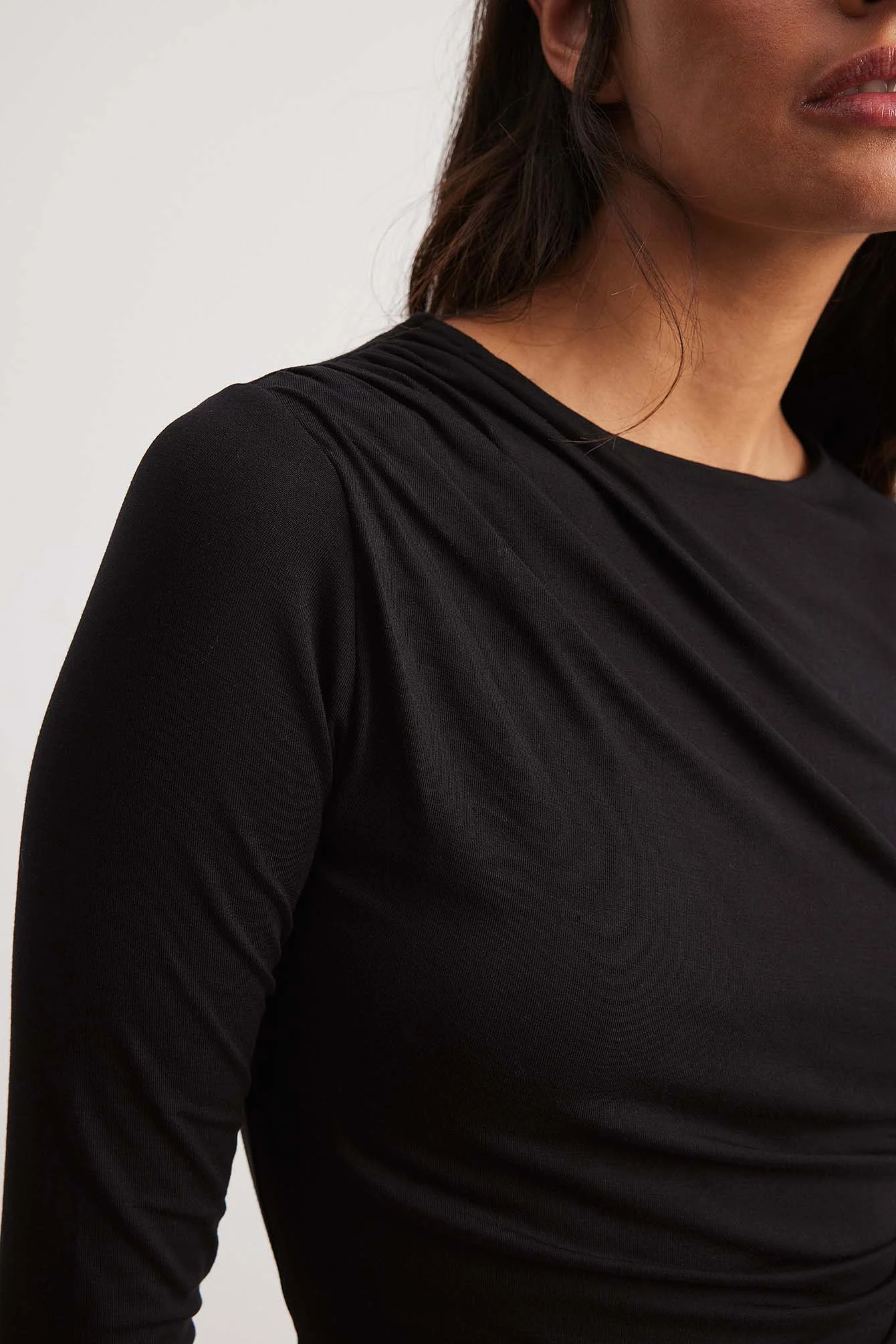 Langärmeliges Kleid mit seitlichen Rüschen