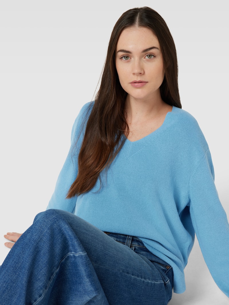 Strickpullover mit abgerundetem V-Ausschnitt in hellblau