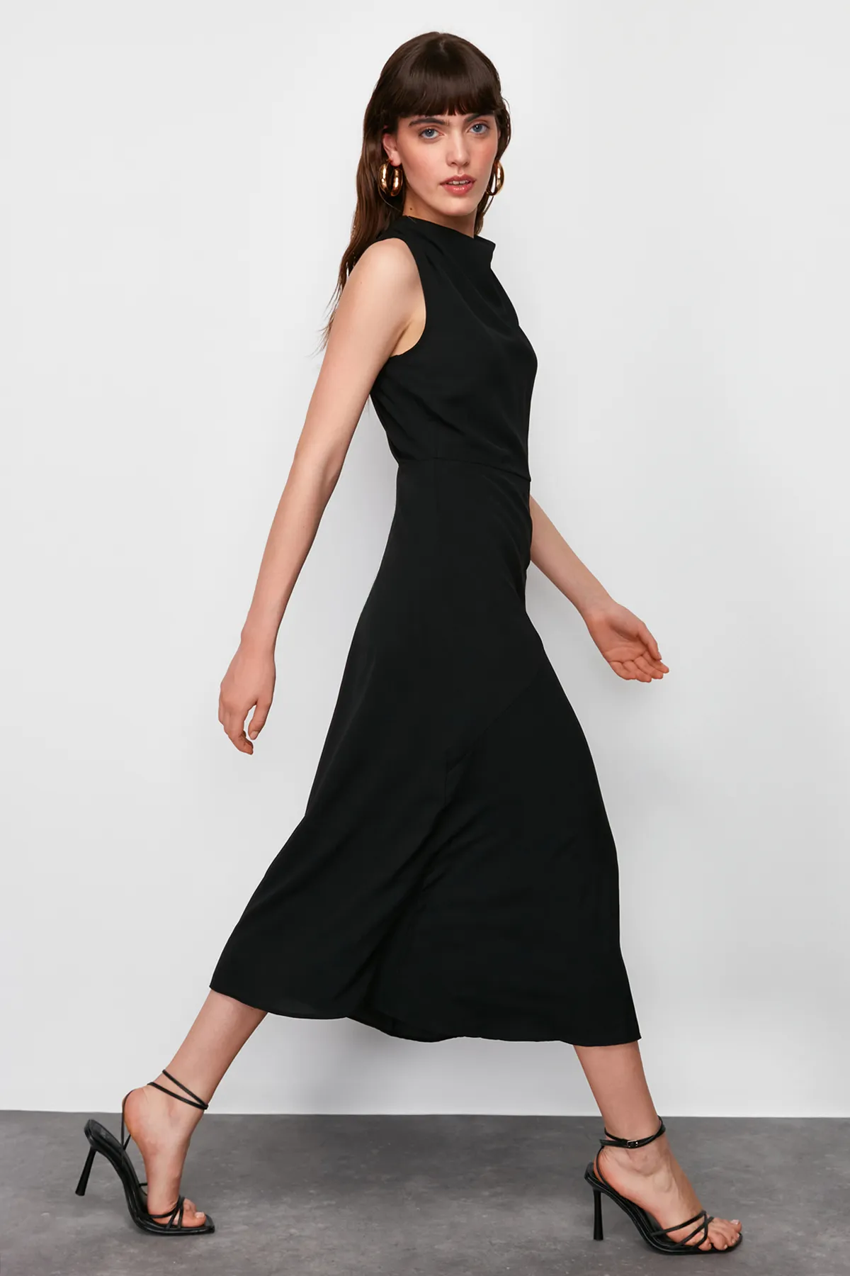 Trendyol Collection  Schwarzes gewebtes Midikleid mit Degaje-Kragenrock und Cut-Detail TWOSS24EL00390