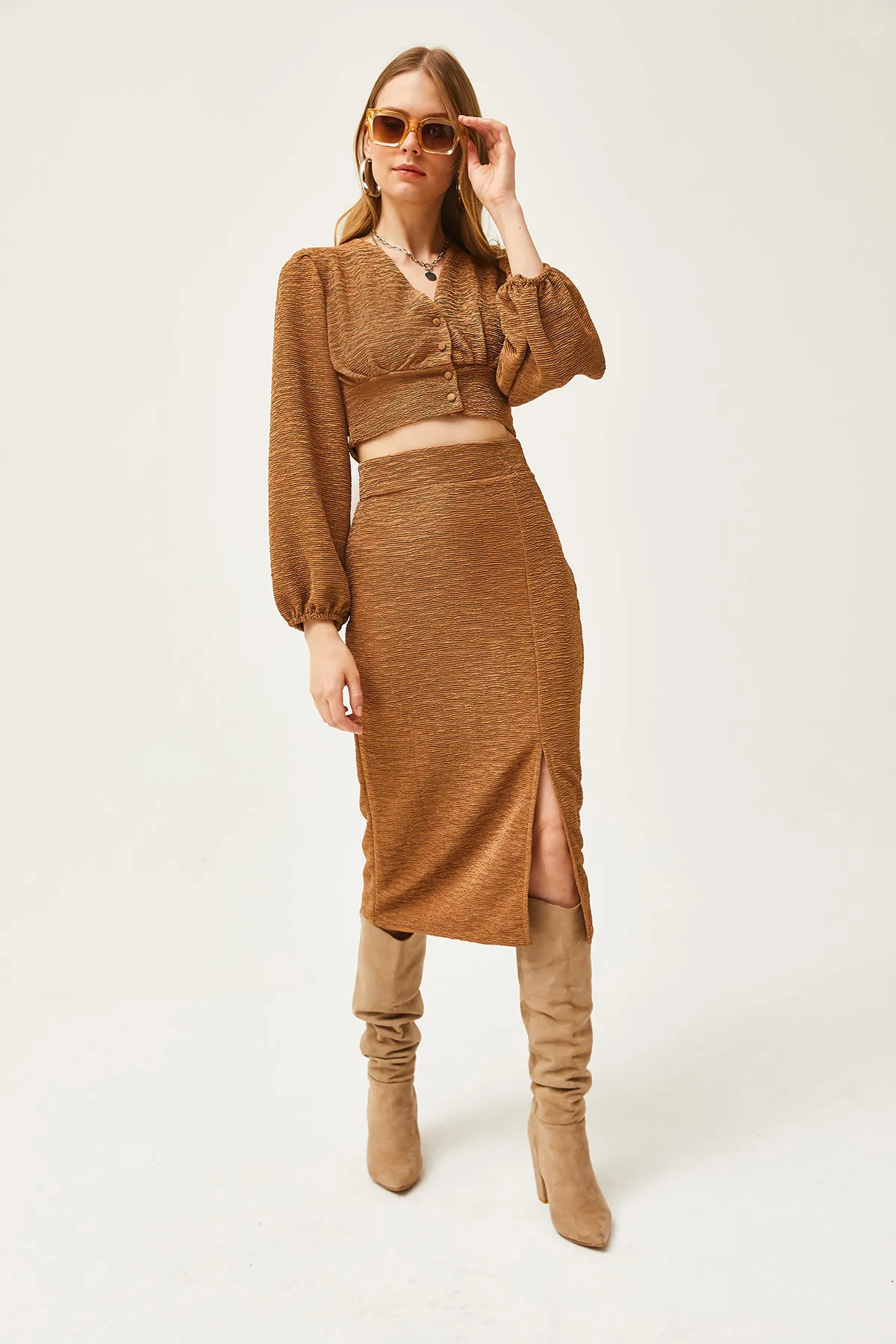 Olalook  Damen Strickanzug mit Schlitzrock in Kamel TKM-19000255