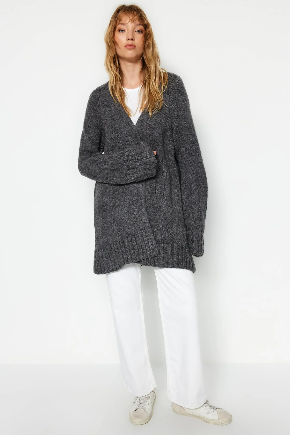 Trendyol Collection  Anthrazitfarbener, weicher, strukturierter Strickcardigan mit weiter Passform TWOAW21HI0555