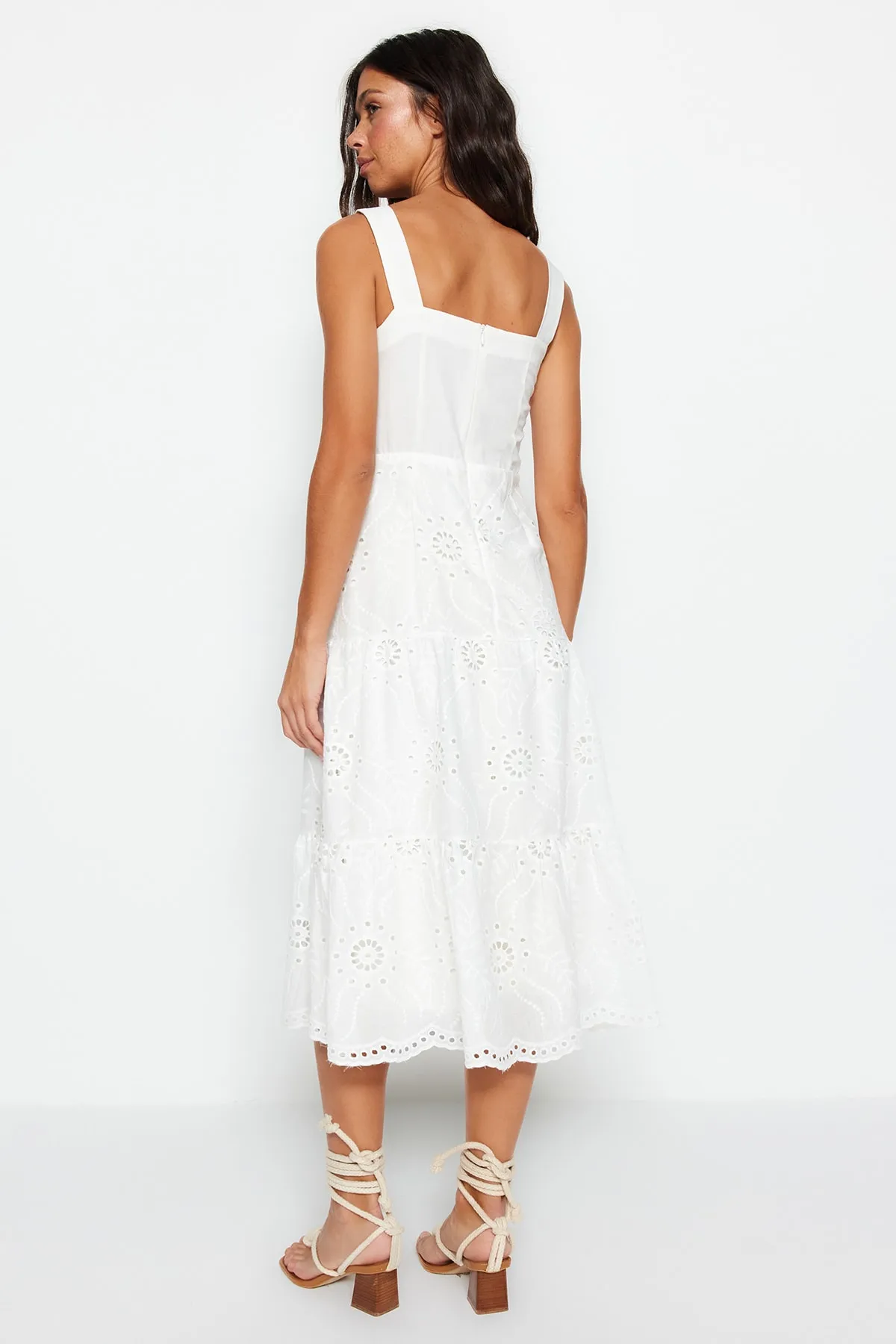 Trendyol Collection  Weißes Midikleid mit Taillenöffnung, gefüttert und bestickt, gewebtes Kleid TWOSS23EL00156