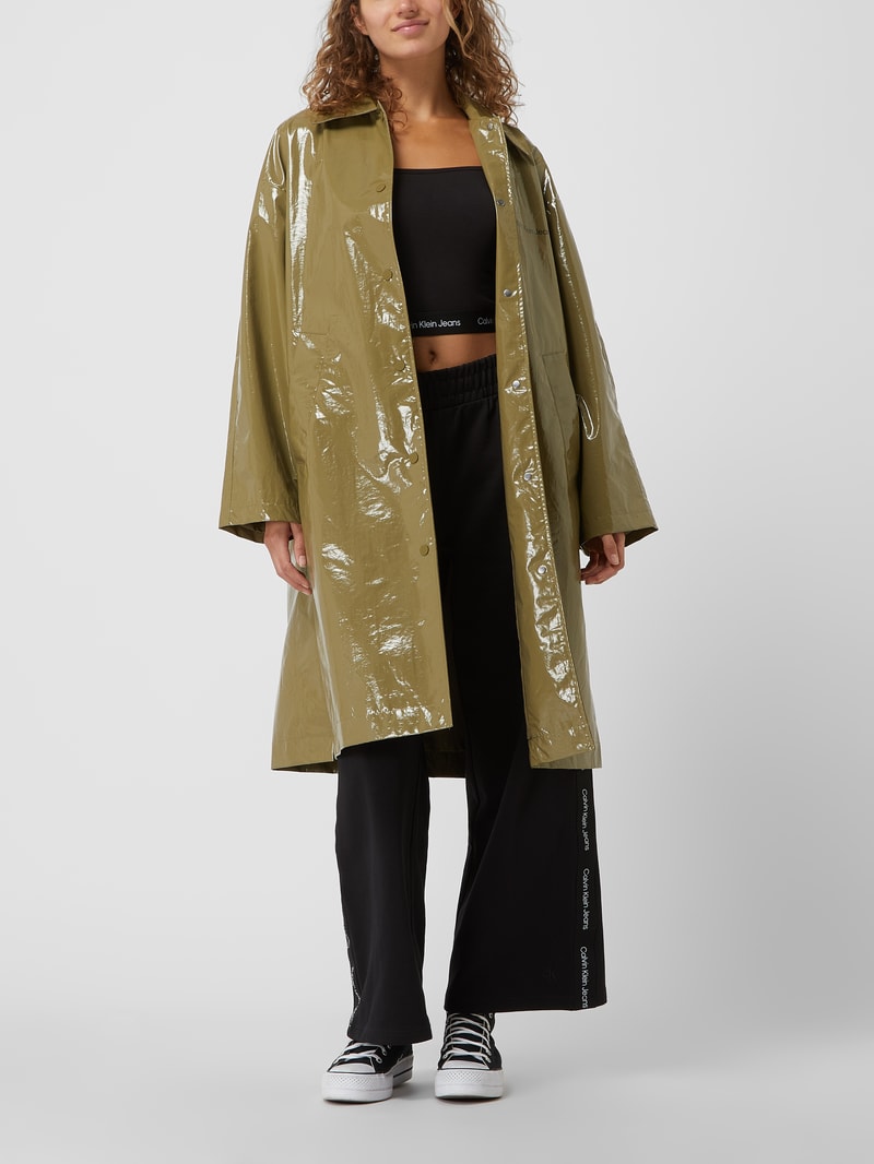 Trenchcoat in Lack-Optik  in olivgrün