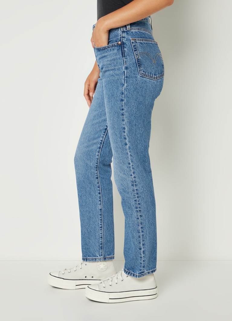 Blugi Levi's 501 cu talie înaltă, croială dreaptă, lungime 7/8, într-o nuanță medie.