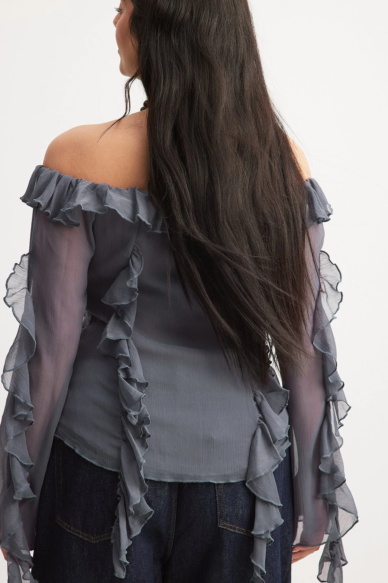 Schulterfreie Chiffonbluse mit Rüschen