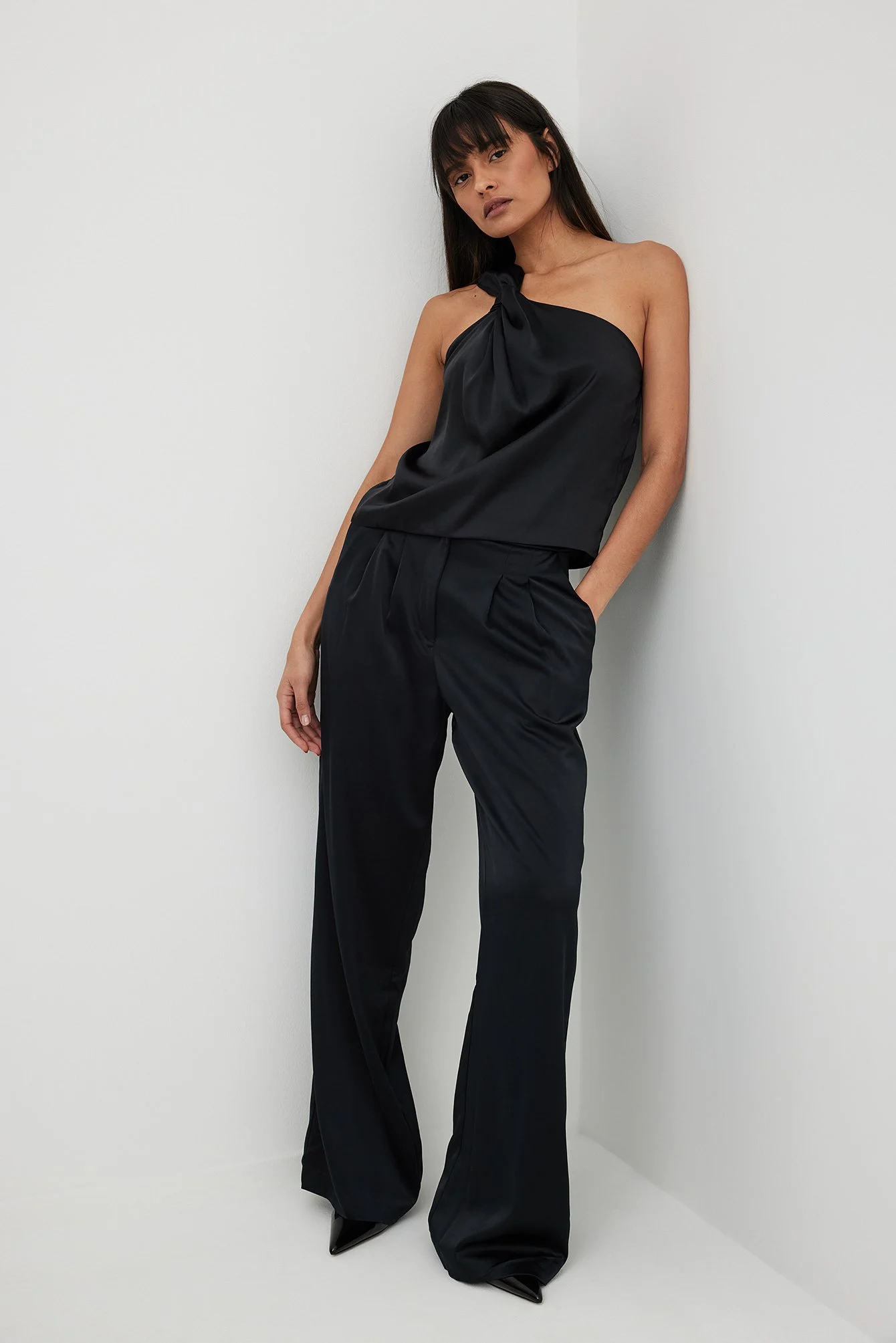 Einseitig schulterfreies Satin-Top mit Twistdetail