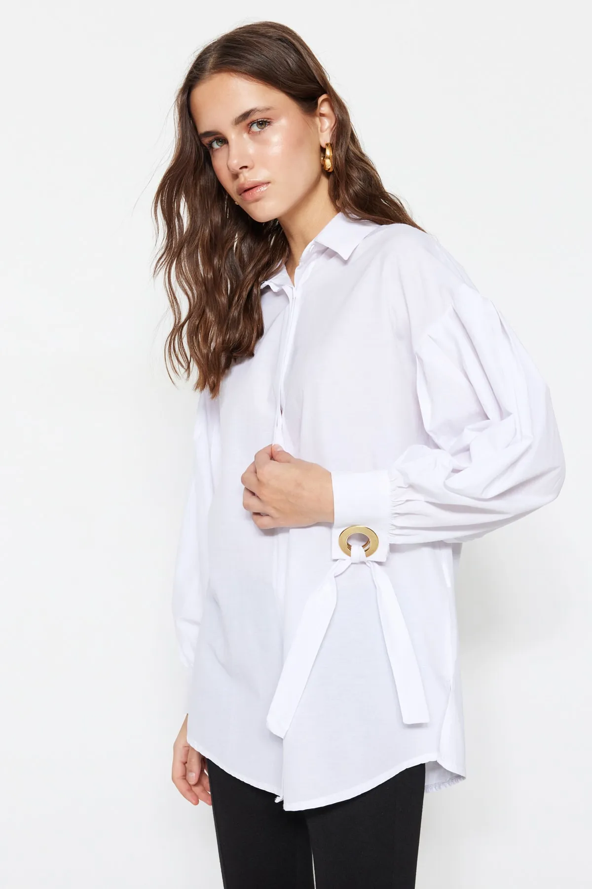 Trendyol Modest  Weißes gewebtes Baumwollhemd mit Bindedetail auf der Rückseite und Accessoires TCTSS23TG00109